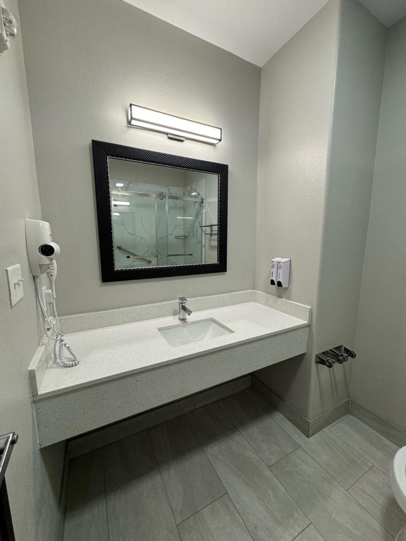Lake Charles Vacations - Red Roof Inn Suites Lake Charles - Property Image 23