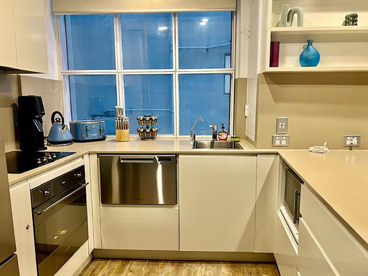Heart of Sydney CBD Chic One Bedroom Apartment with Pool on Bridge Street
