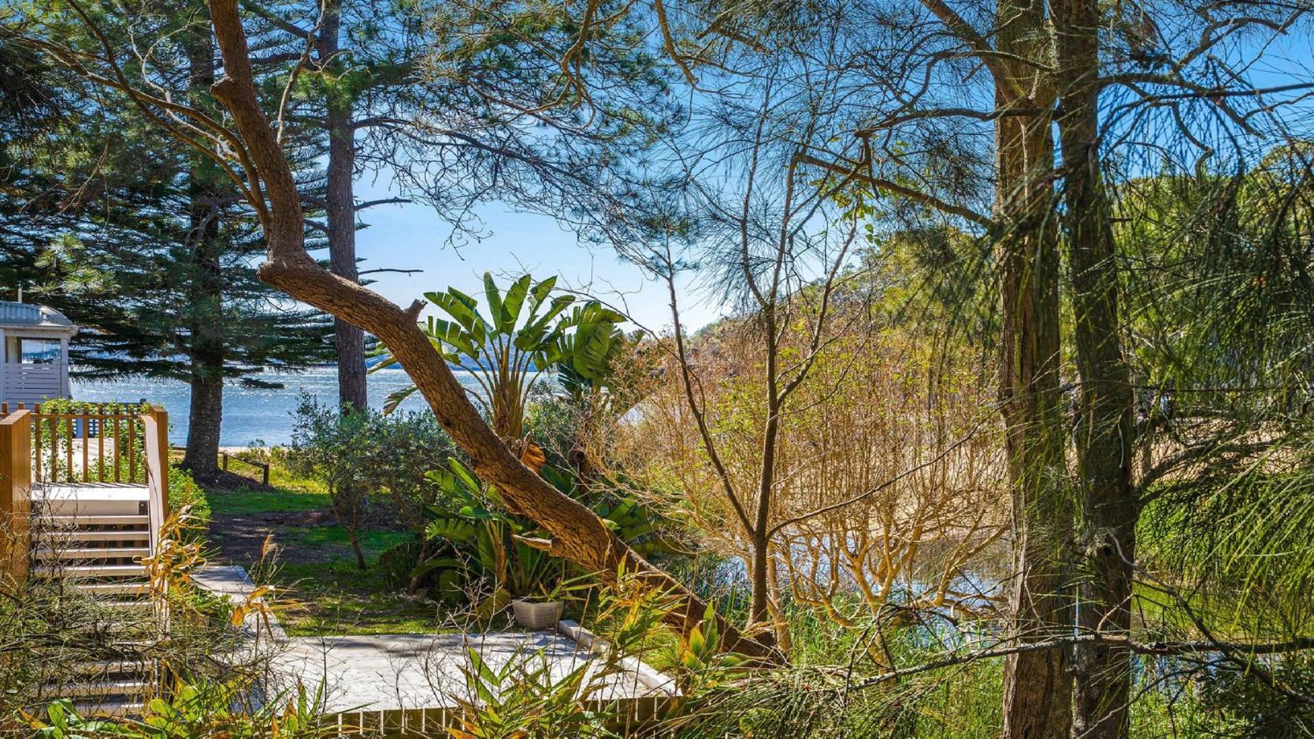 Waters Edge - Pet Friendly Holiday Home