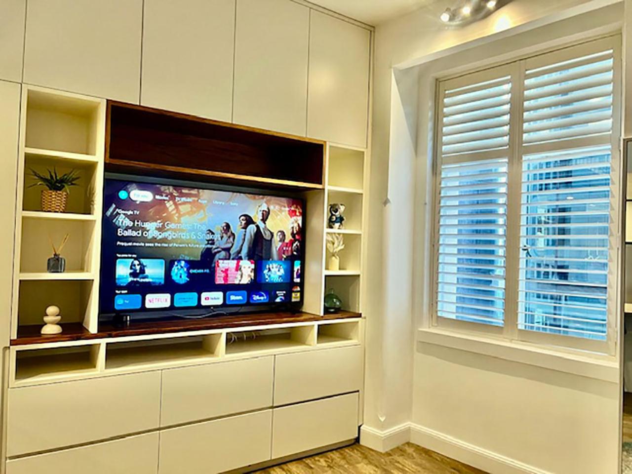 Heart of Sydney CBD Chic One Bedroom Apartment with Pool on Bridge Street