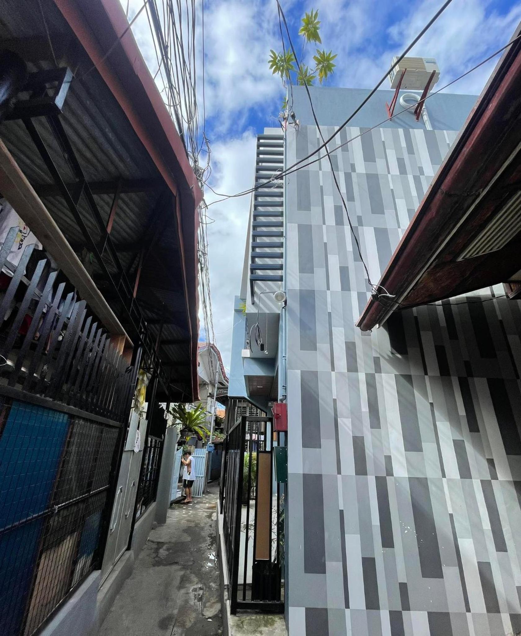 SHOWMECAS Alley Stay