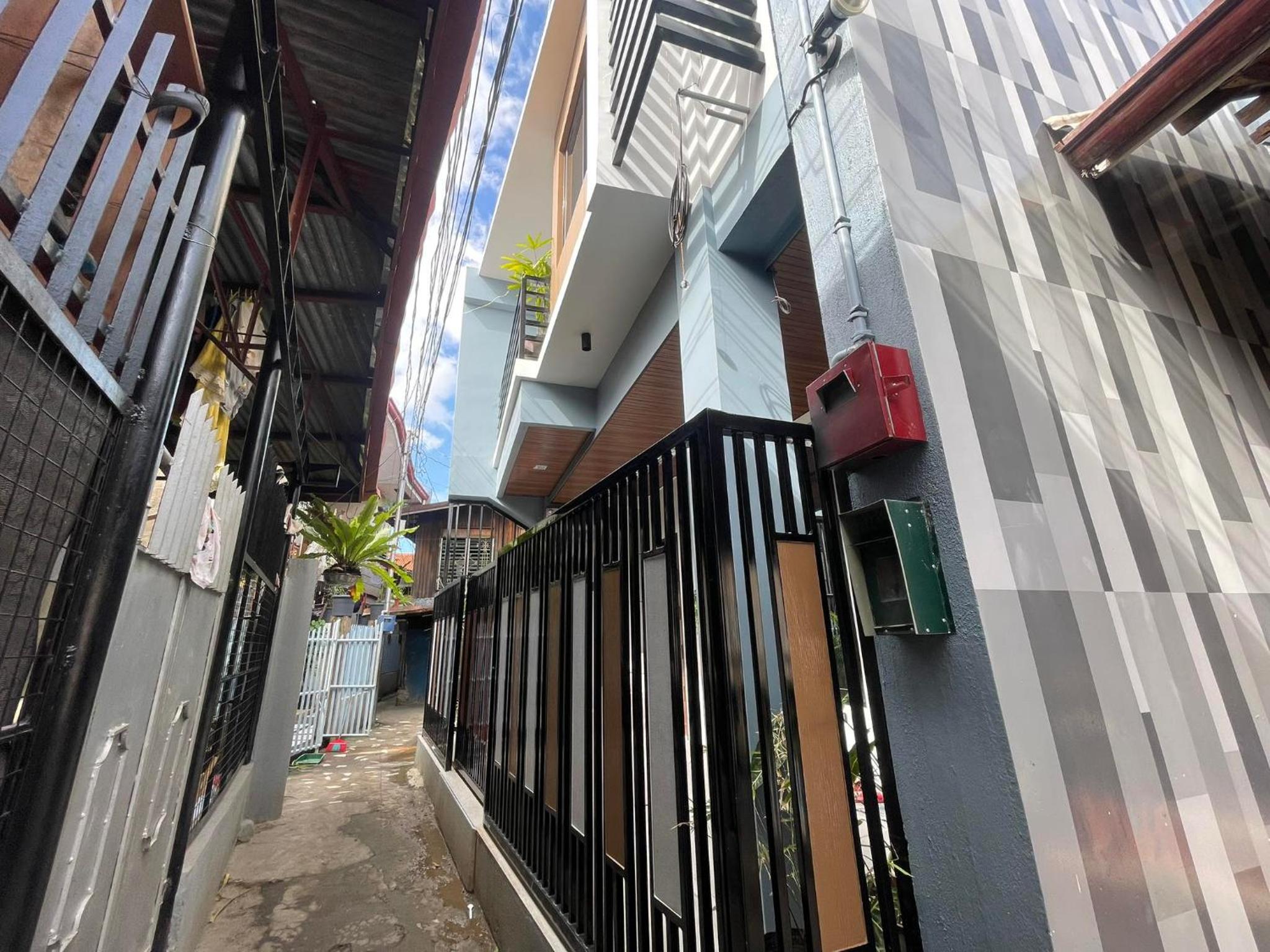 SHOWMECAS Alley Stay