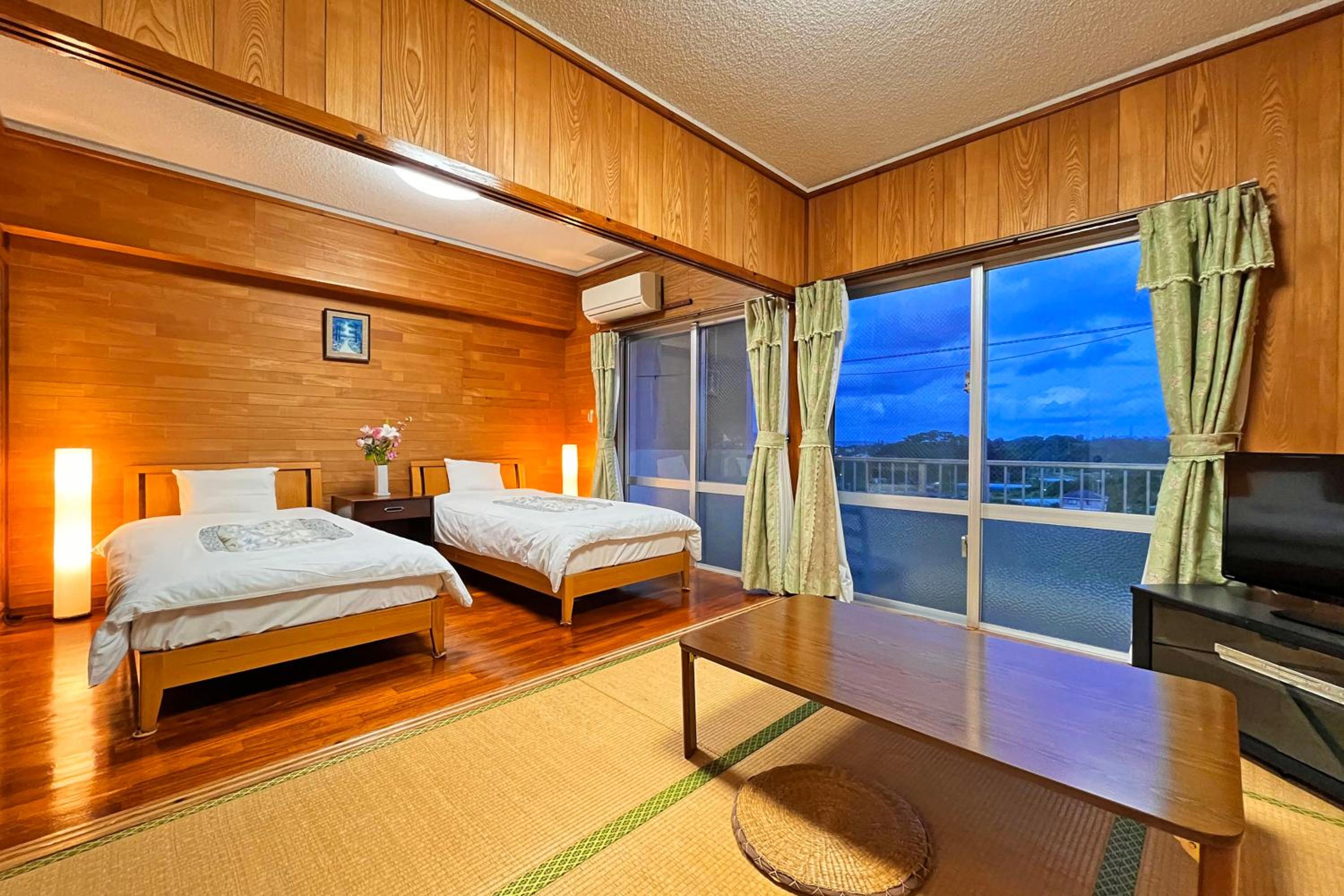 Crystal Inn Onna