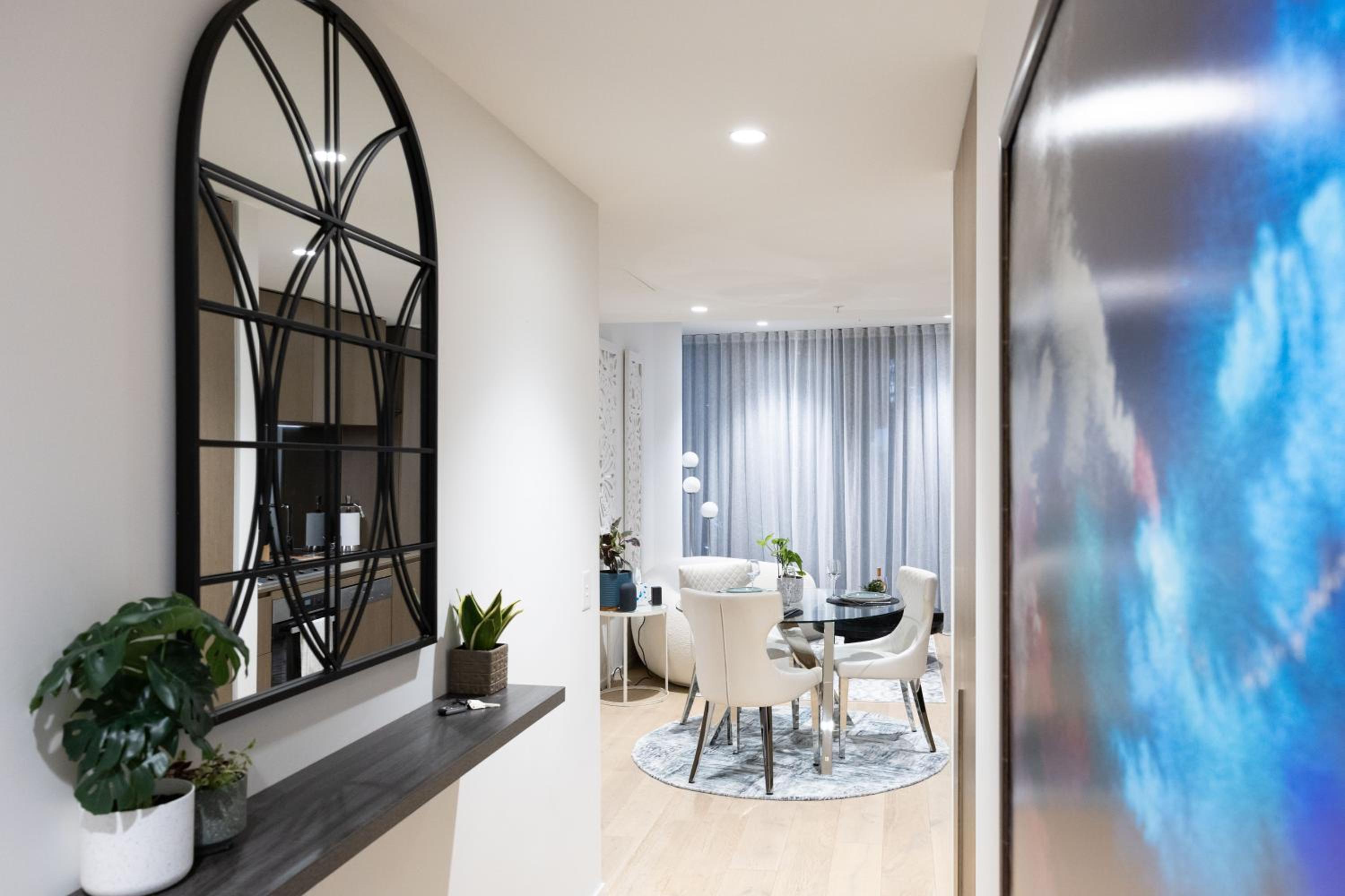 Cozy Melbourne Square Apartment with Balcony