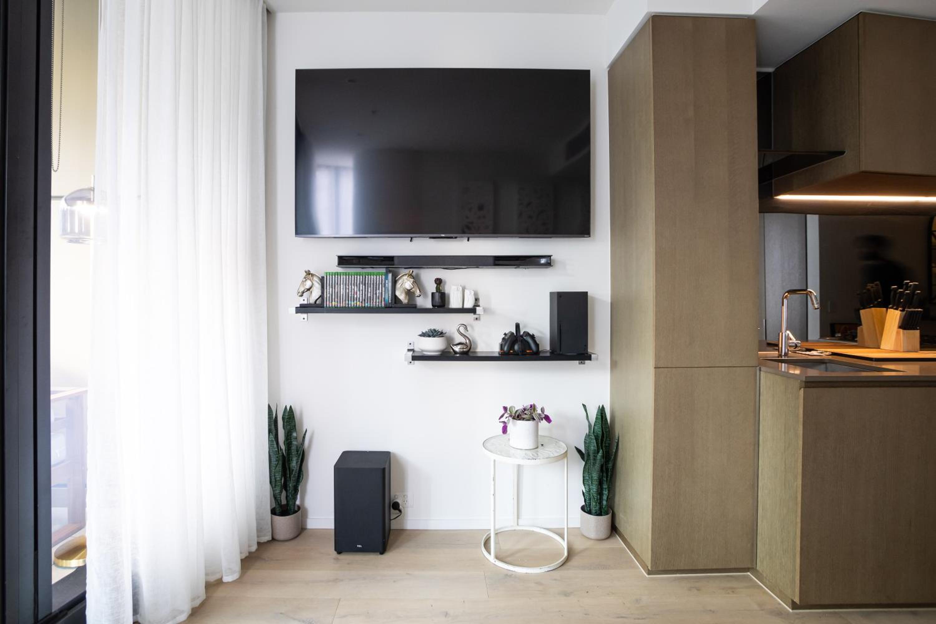 Cozy Melbourne Square Apartment with Balcony