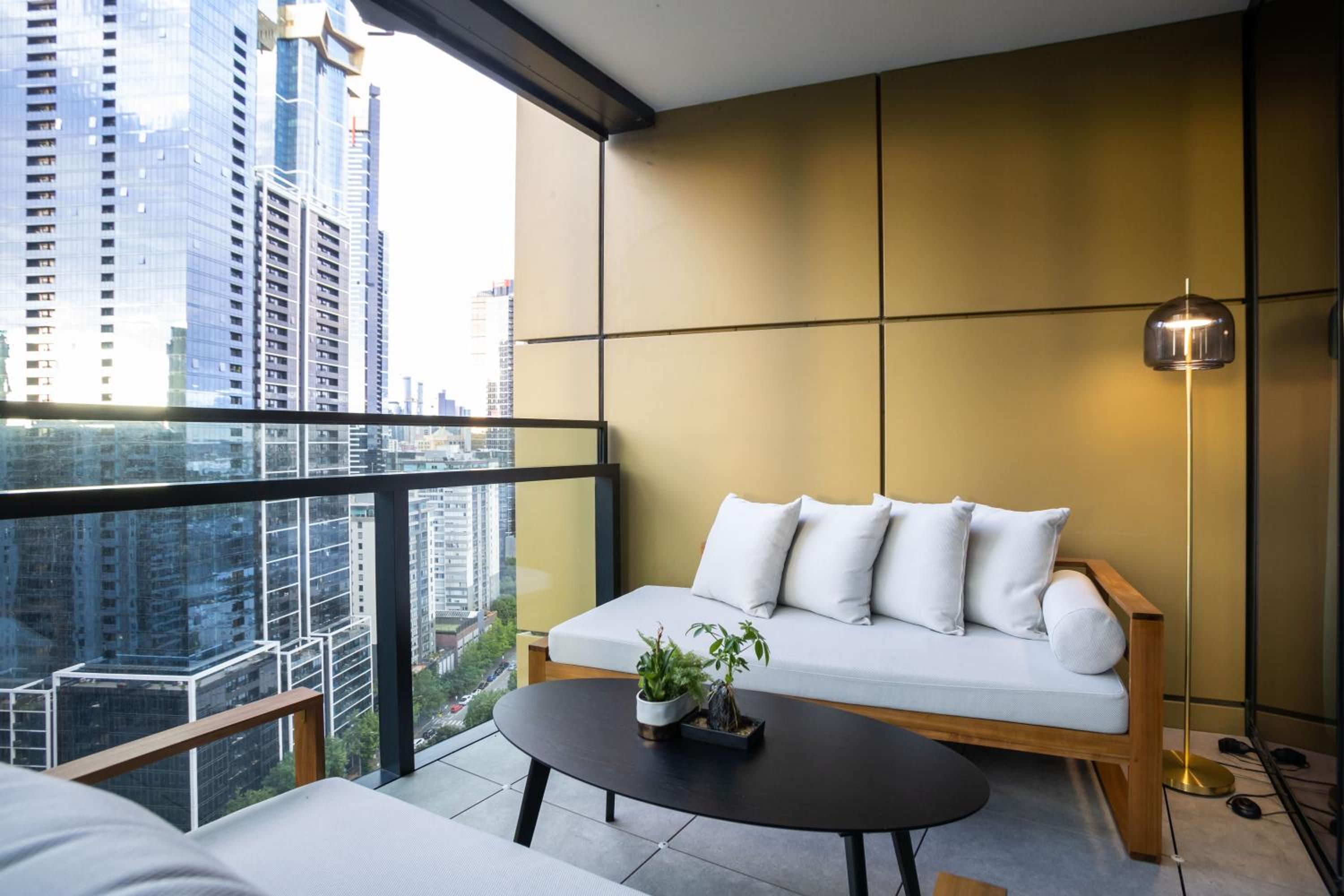 Cozy Melbourne Square Apartment with Balcony