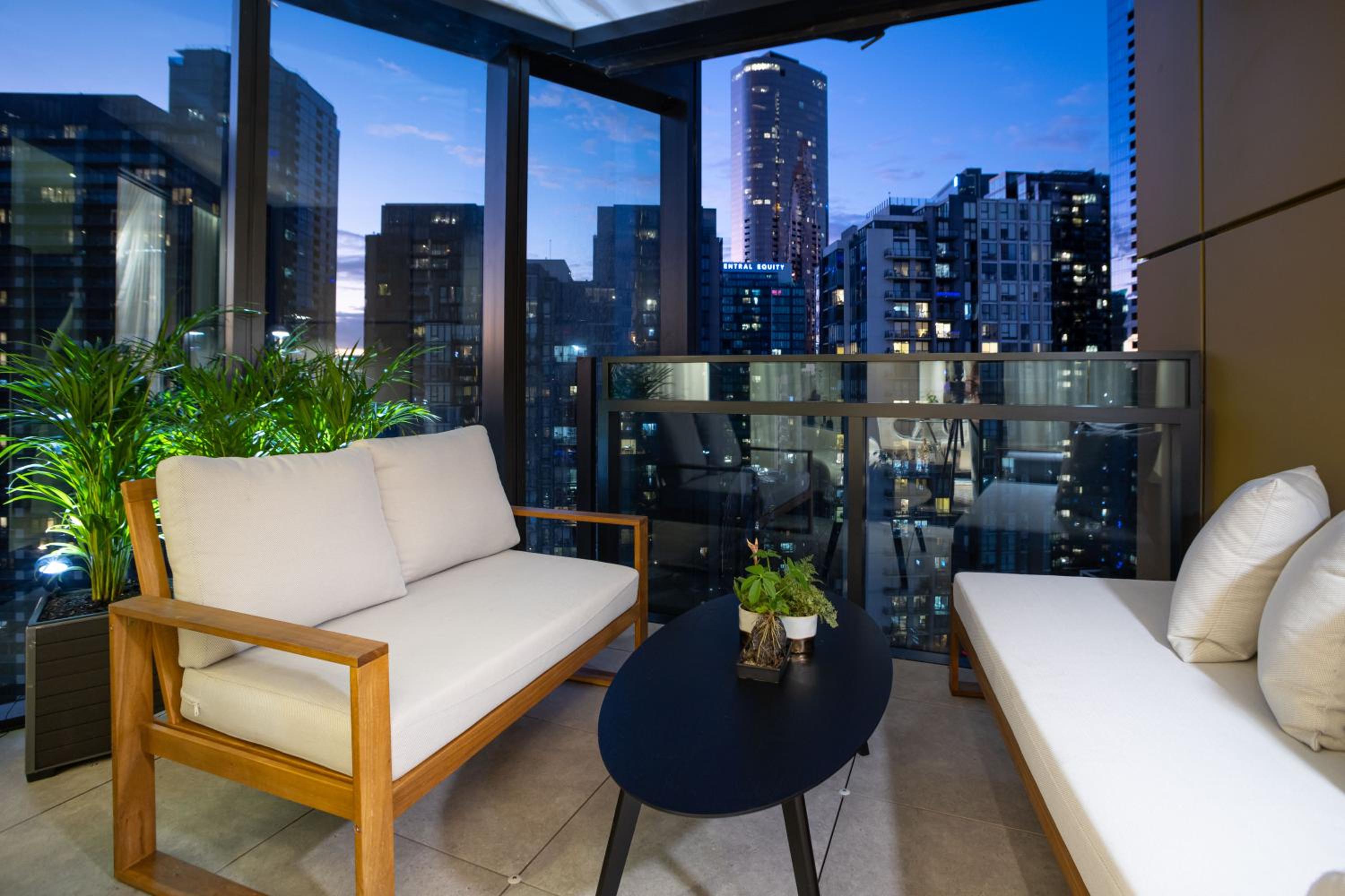 Cozy Melbourne Square Apartment with Balcony