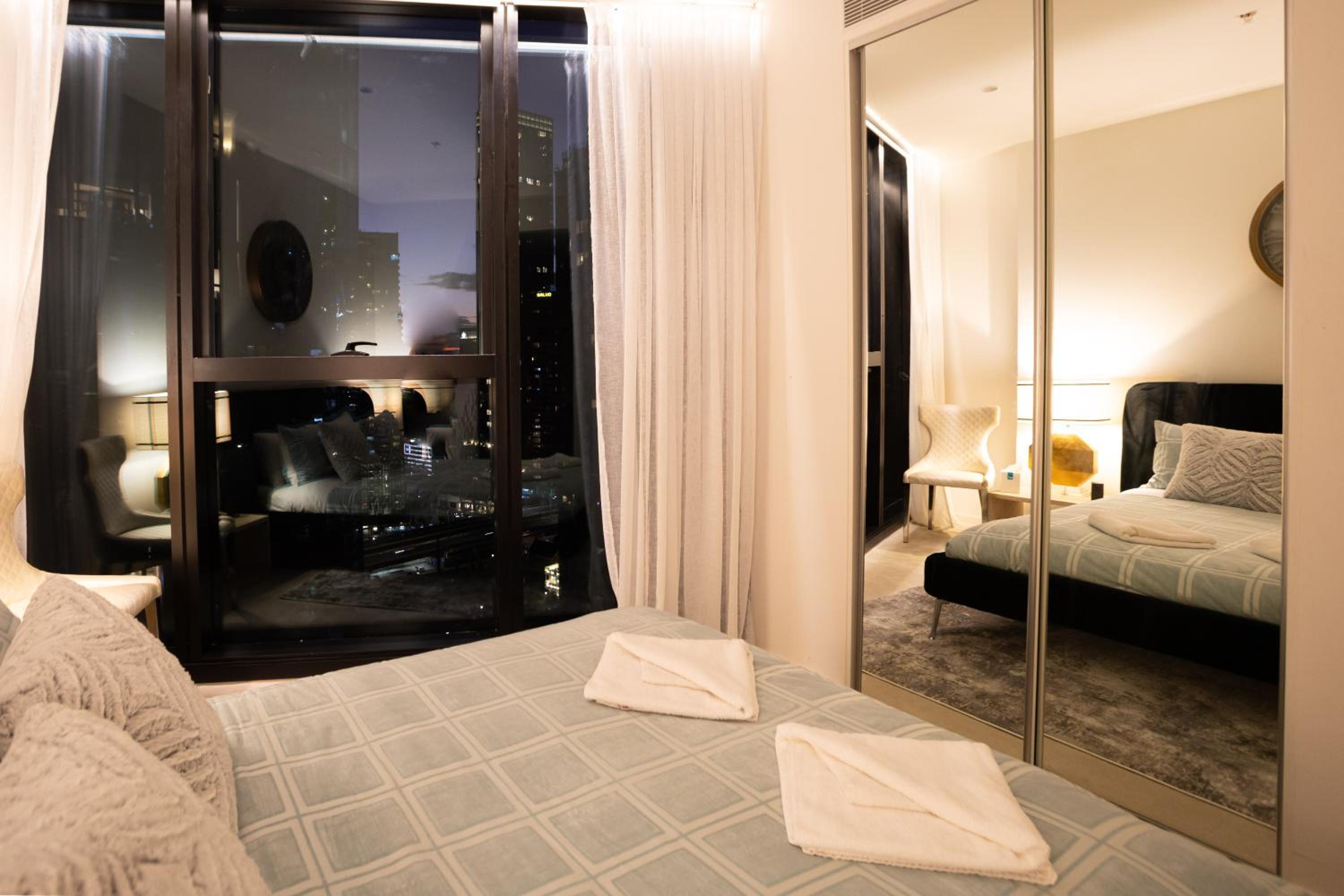 Cozy Melbourne Square Apartment with Balcony