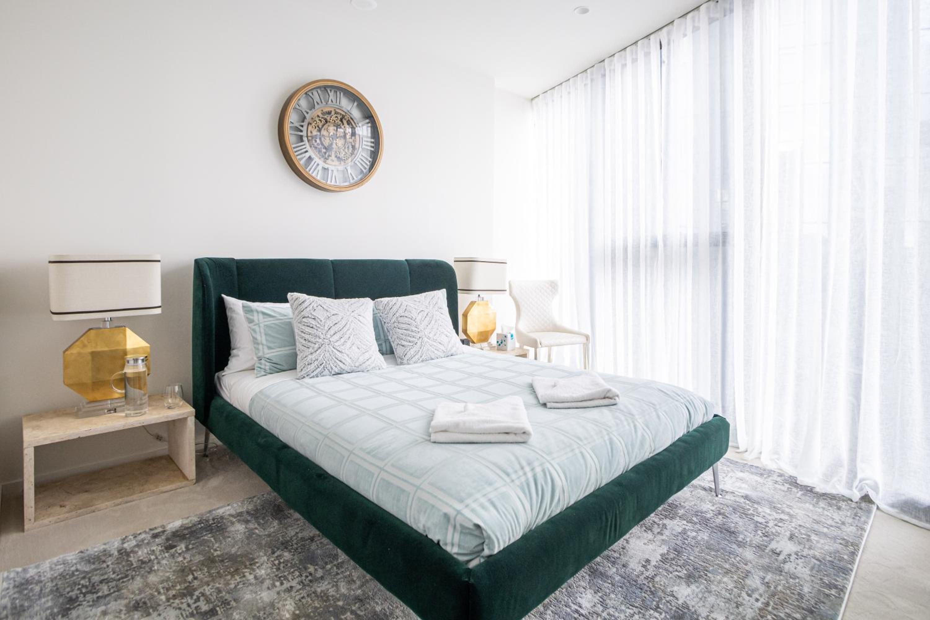 Cozy Melbourne Square Apartment with Balcony