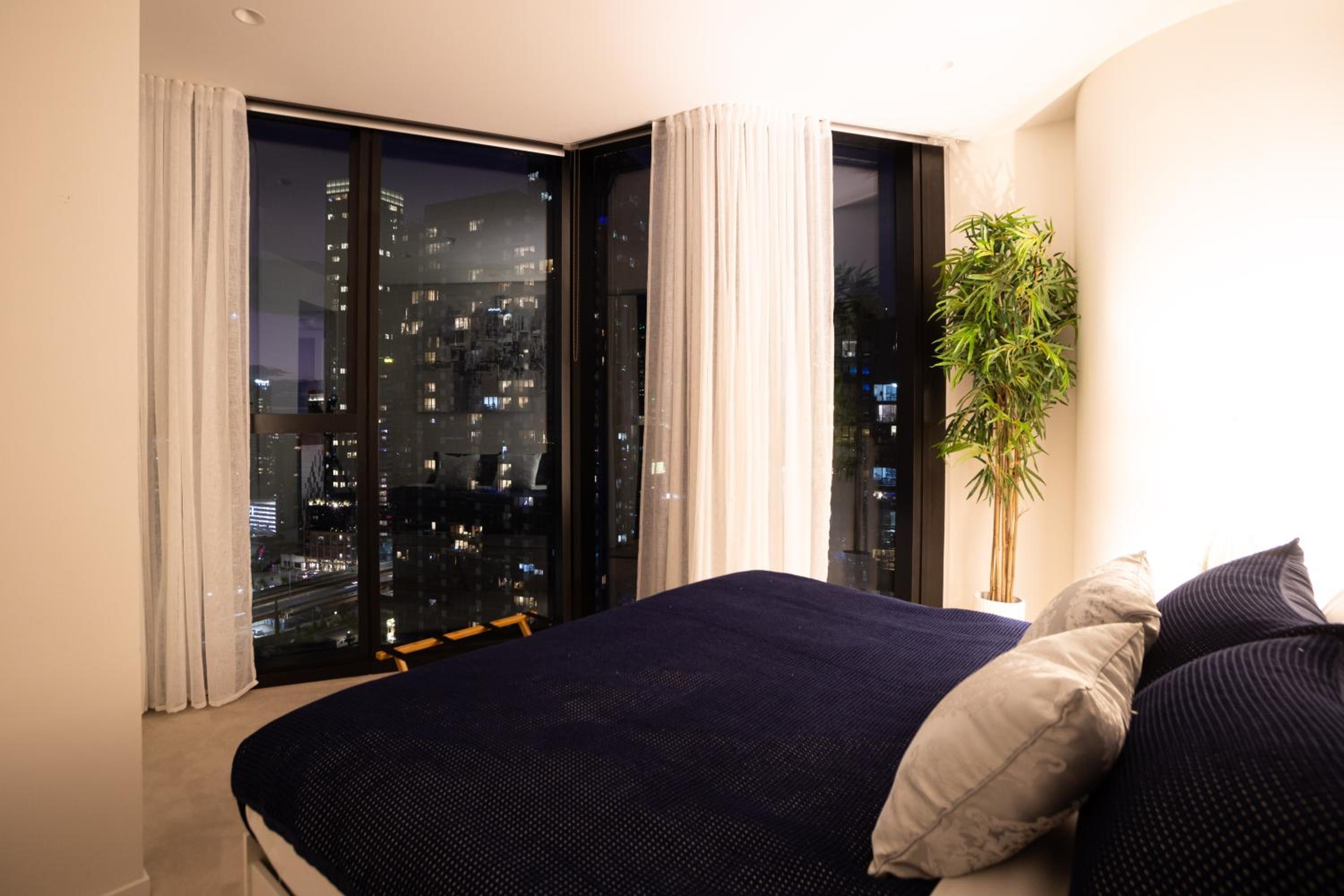 Cozy Melbourne Square Apartment with Balcony