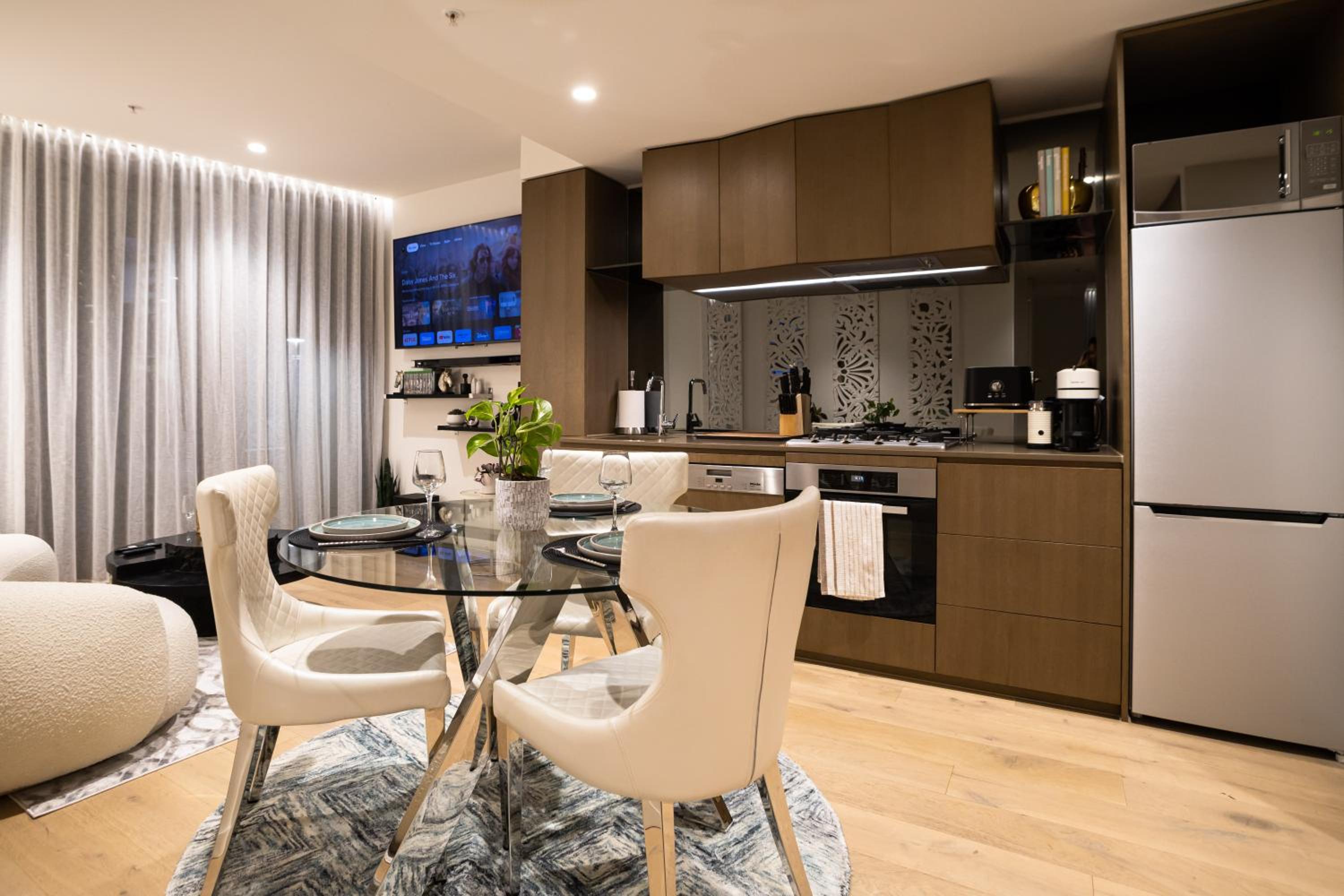 Cozy Melbourne Square Apartment with Balcony
