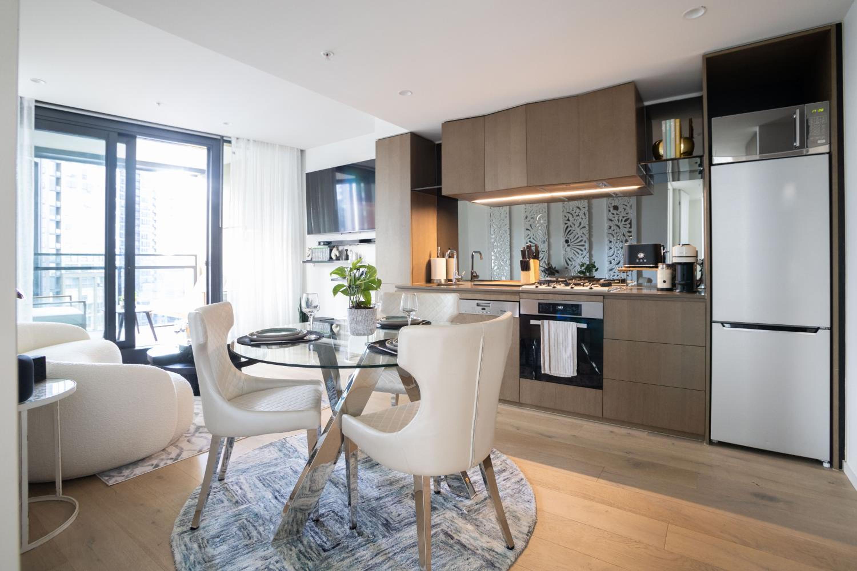 Cozy Melbourne Square Apartment with Balcony