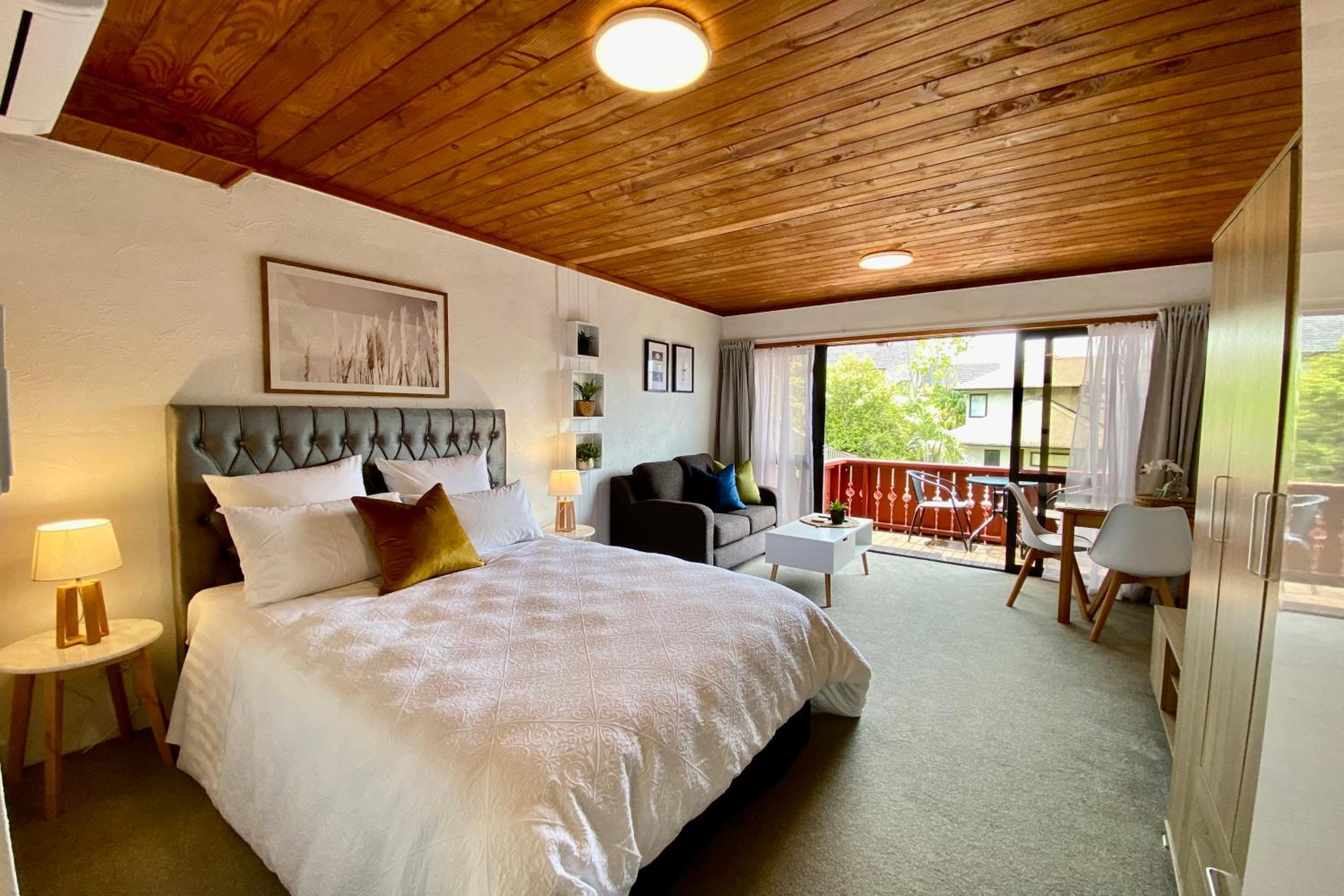 The Swiss Chalet Holiday Apartment 6, Bay of Islands view 2