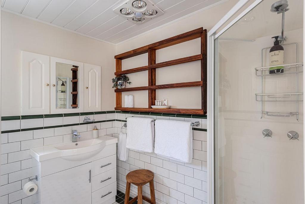 Mersey River Cottage ( cir 1888) Central location with Amazing Ocean and Habour Views.