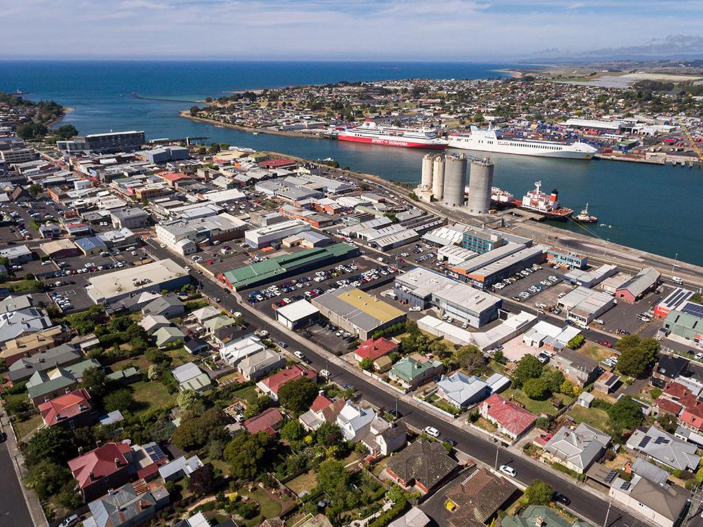 Mersey River Cottage ( cir 1888) Central location with Amazing Ocean and Habour Views.