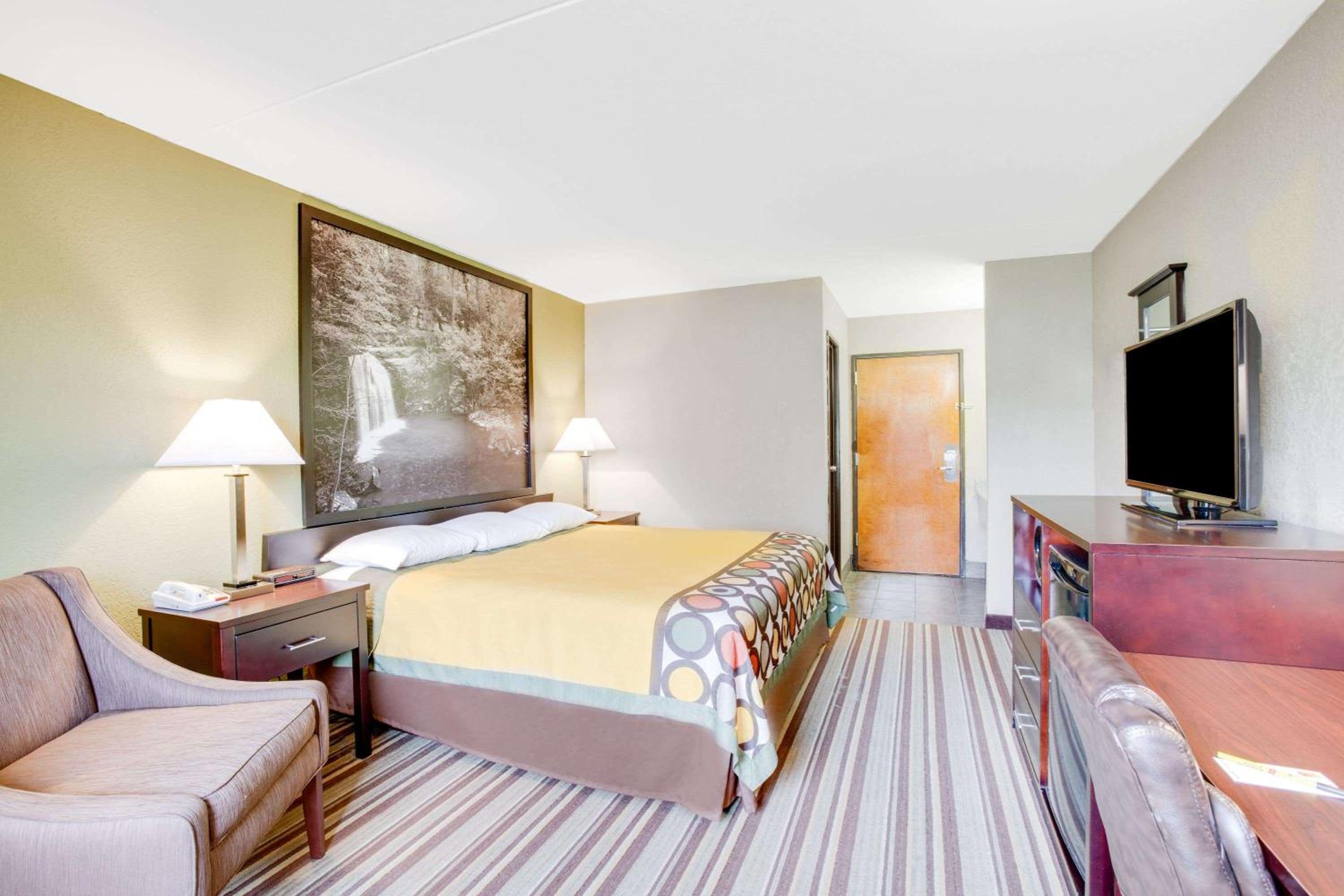 Russellville Vacations - Super 8 by Wyndham Morrilton - Property Image 4