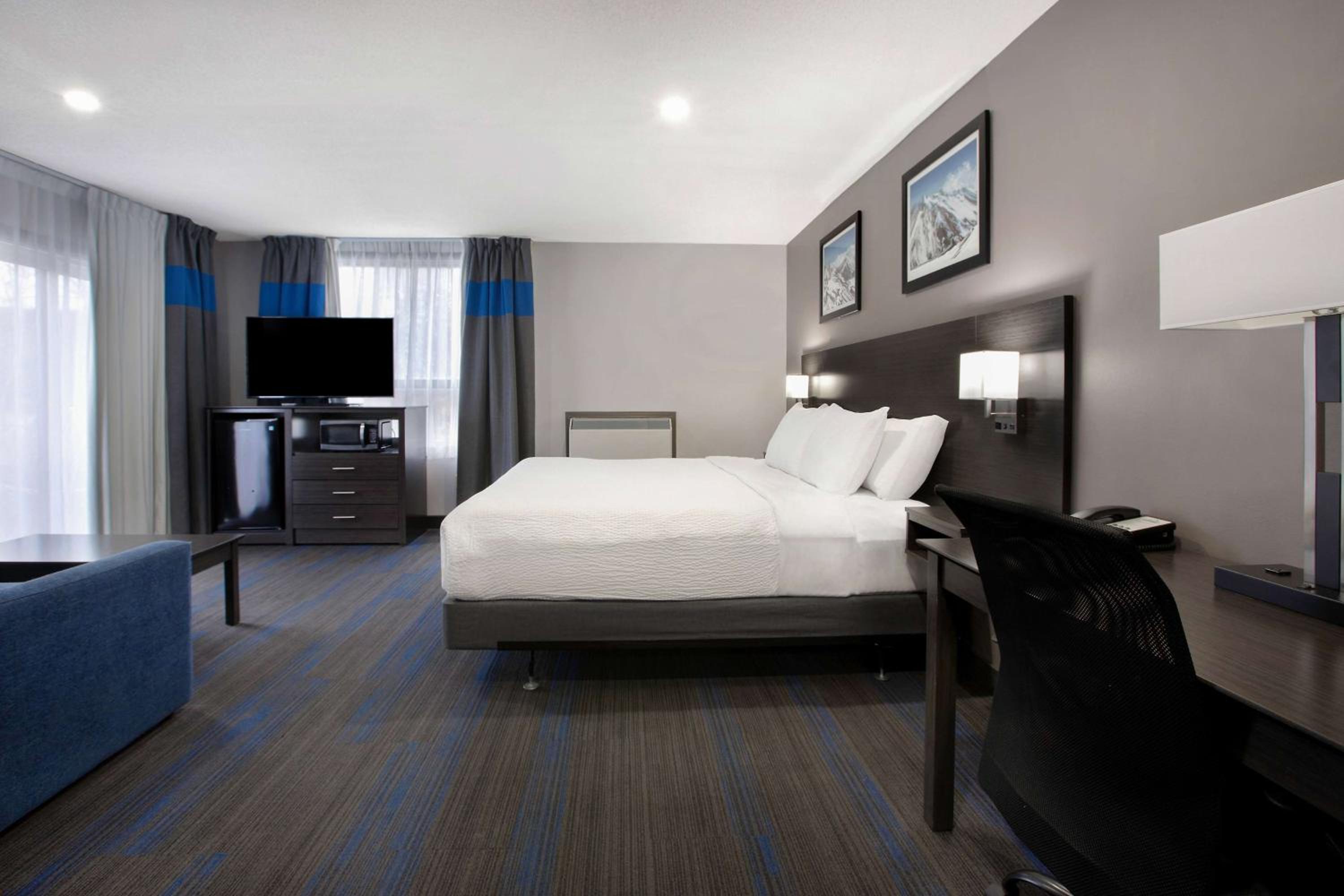 Barrie Vacations - Days Inn by Wyndham Barrie - Property Image 1