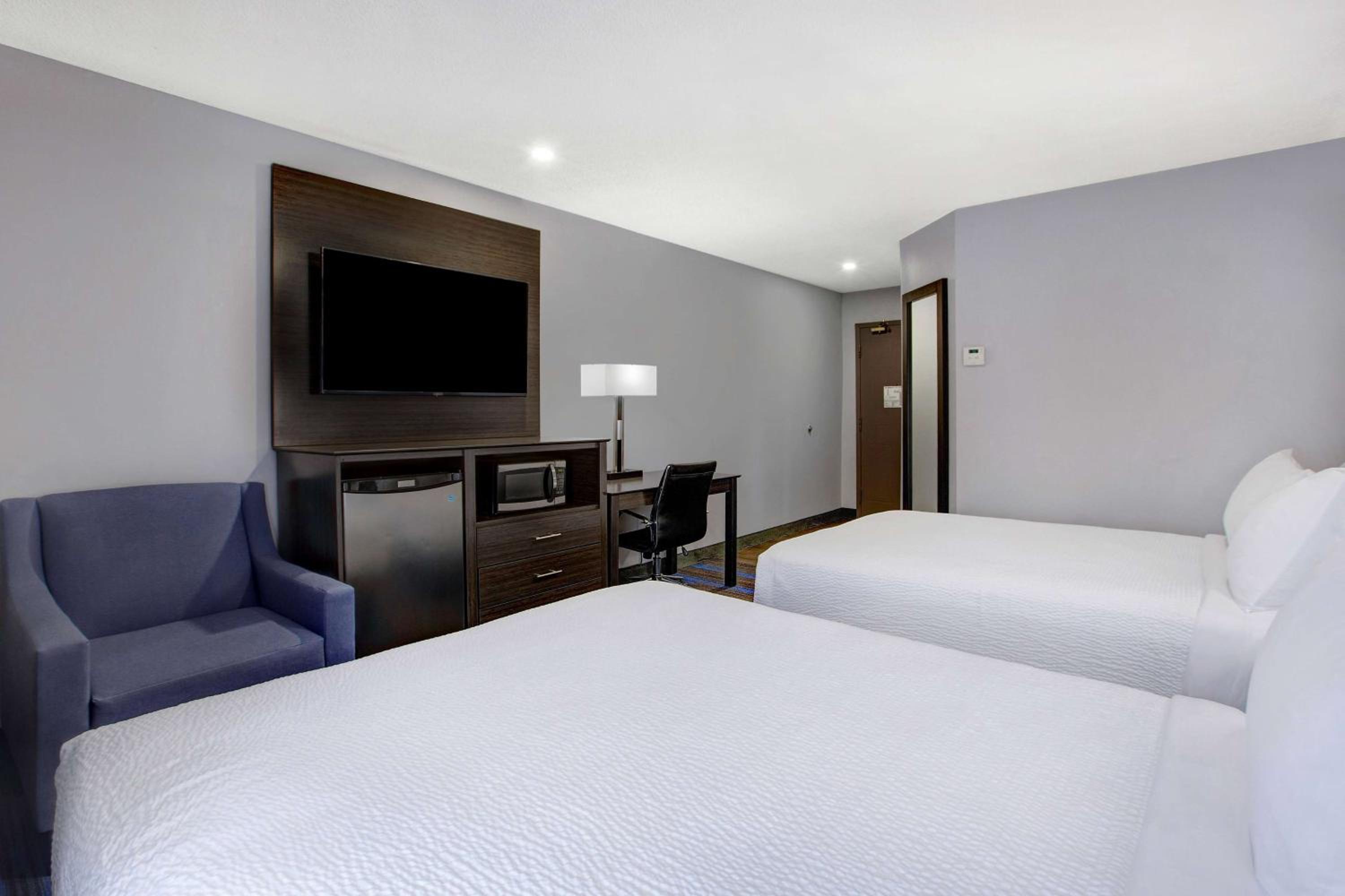 Barrie Vacations - Days Inn by Wyndham Barrie - Property Image 2