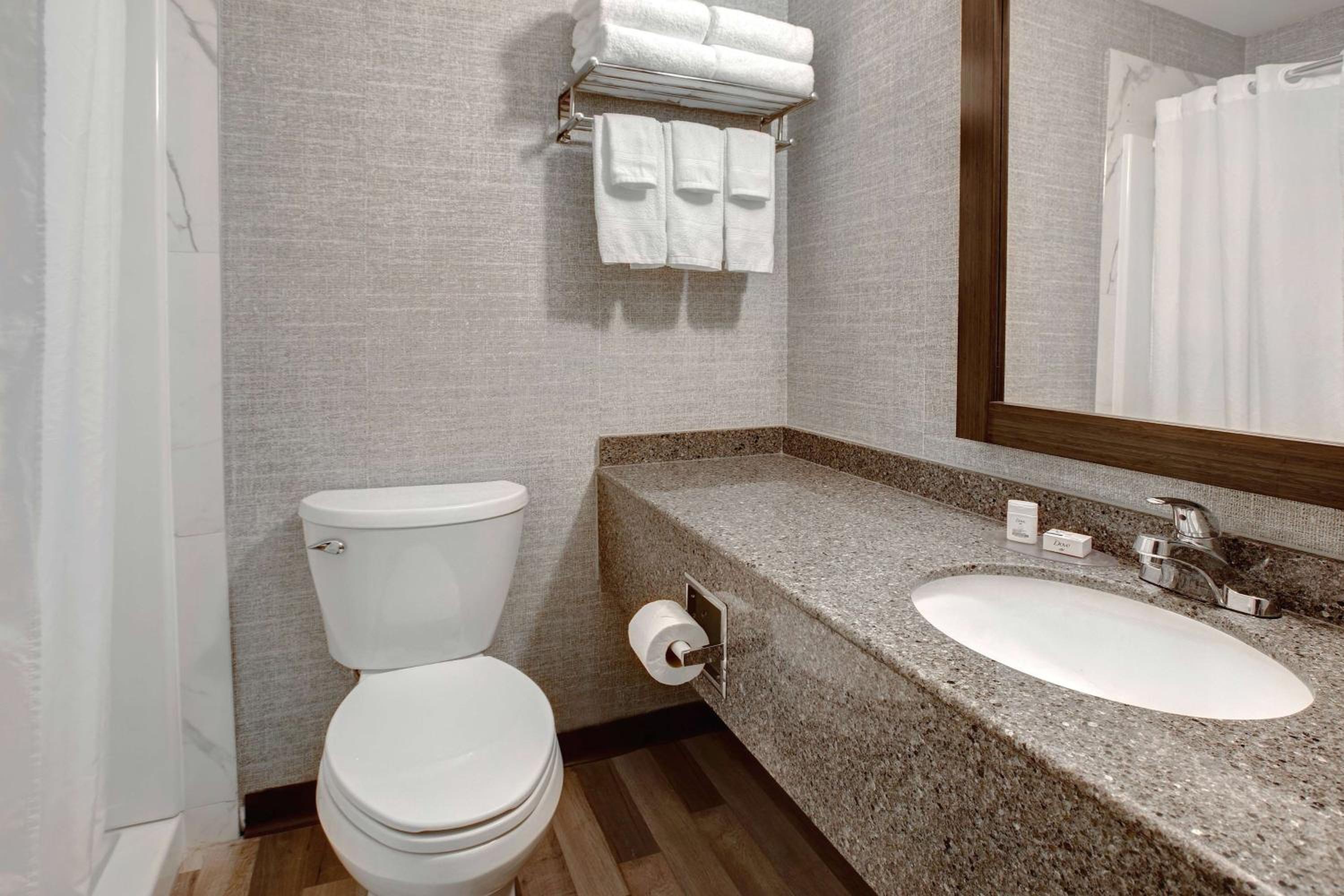 Barrie Vacations - Days Inn by Wyndham Barrie - Property Image 10