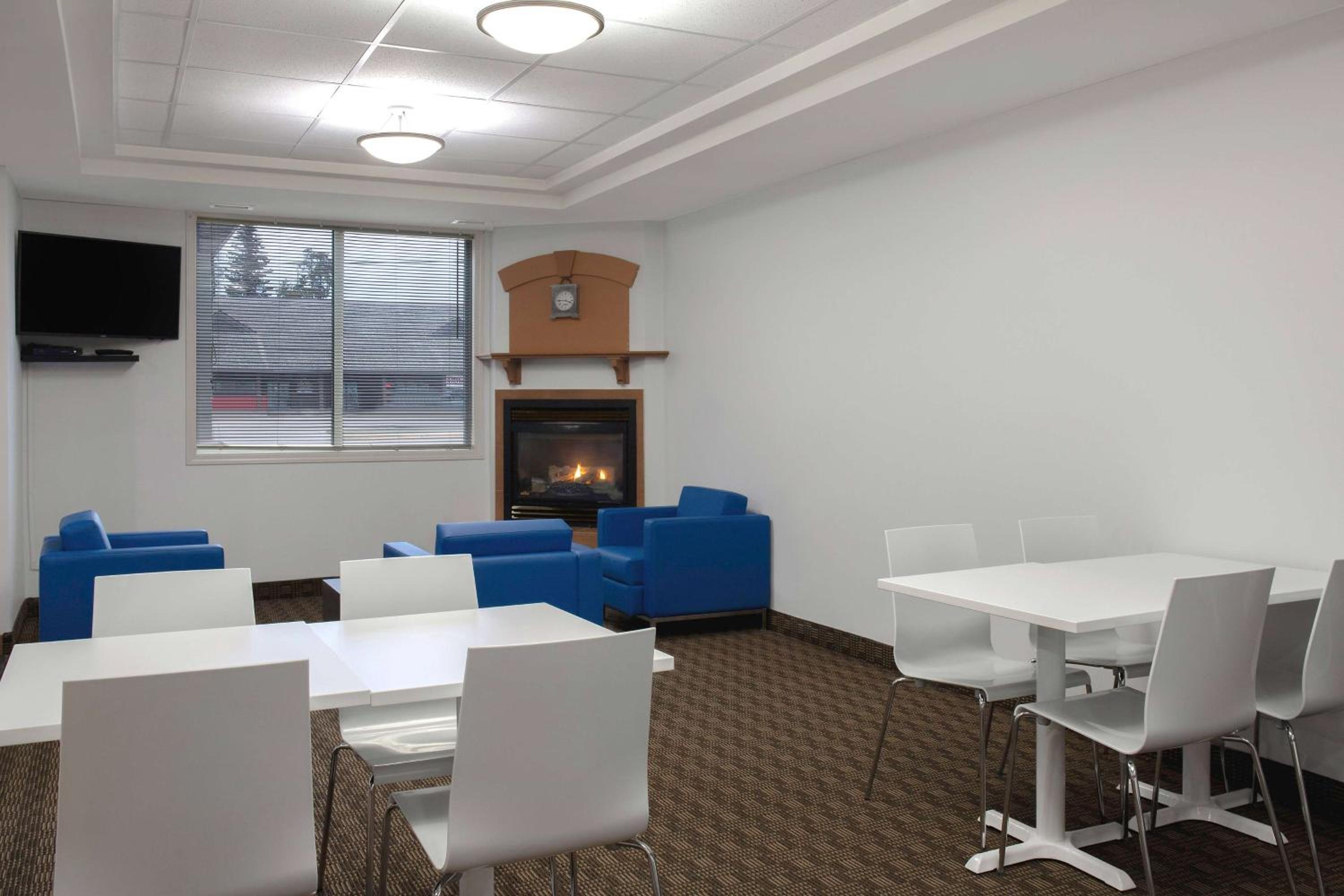 Days Inn by Wyndham Whitecourt view 5