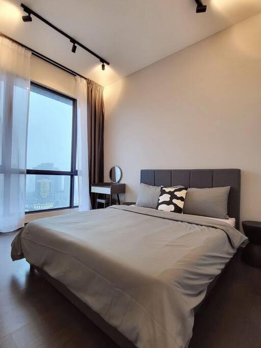 SKS Pavilion Ultimate Skyline w Bathtub 3 BR, 6 Pax