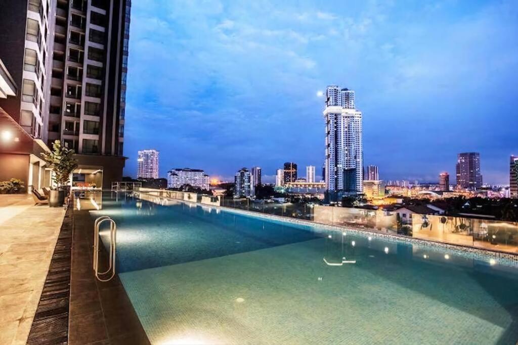 SKS Pavilion Ultimate Skyline w Bathtub 3 BR, 6 Pax