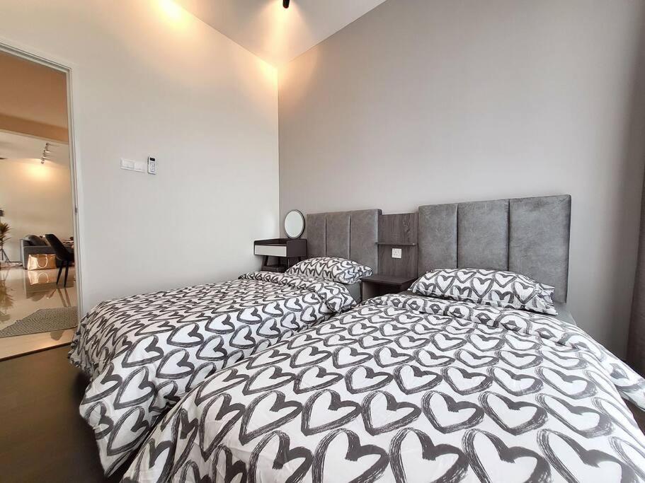 SKS Pavilion Ultimate Skyline w Bathtub 3 BR, 6 Pax