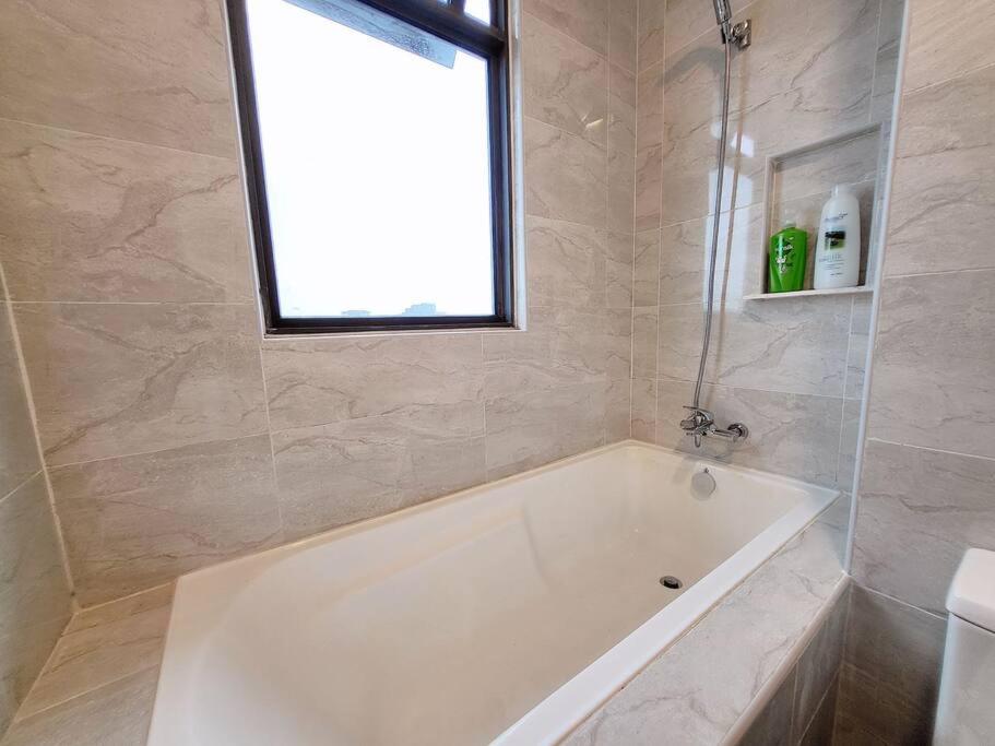 SKS Pavilion Ultimate Skyline w Bathtub 3 BR, 6 Pax
