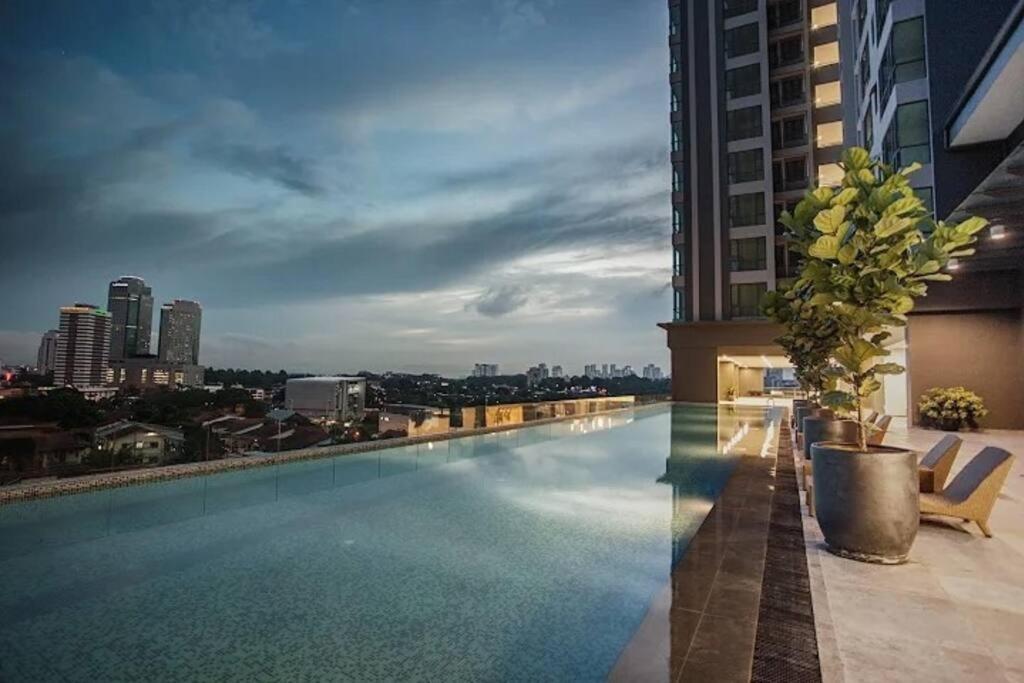 SKS Pavilion Ultimate Skyline w Bathtub 3 BR, 6 Pax