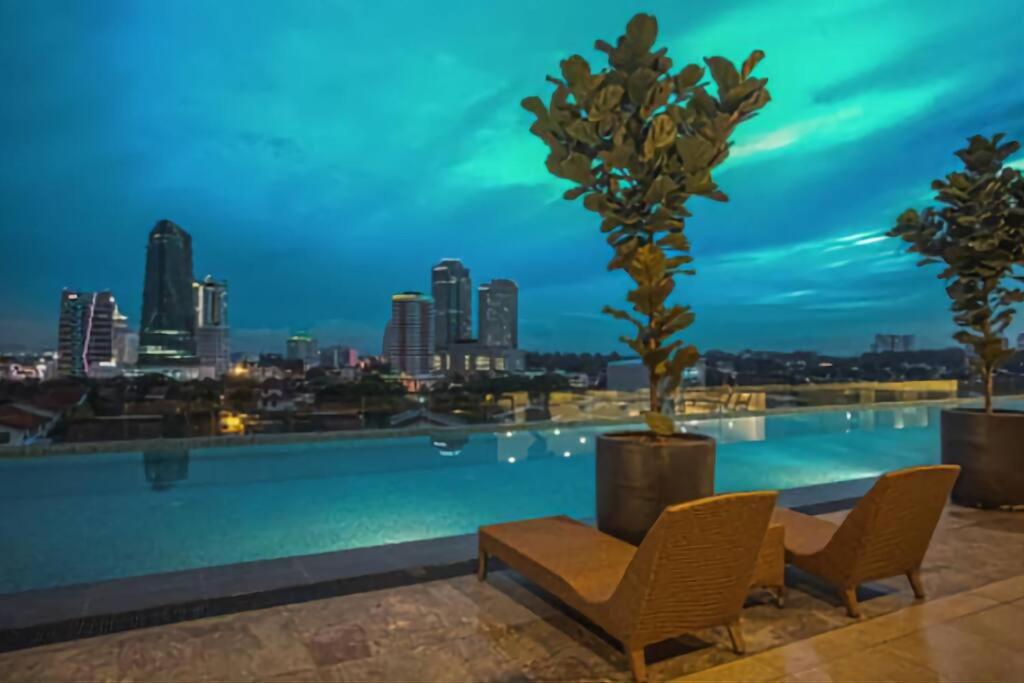 SKS Pavilion Ultimate Skyline w Bathtub 3 BR, 6 Pax