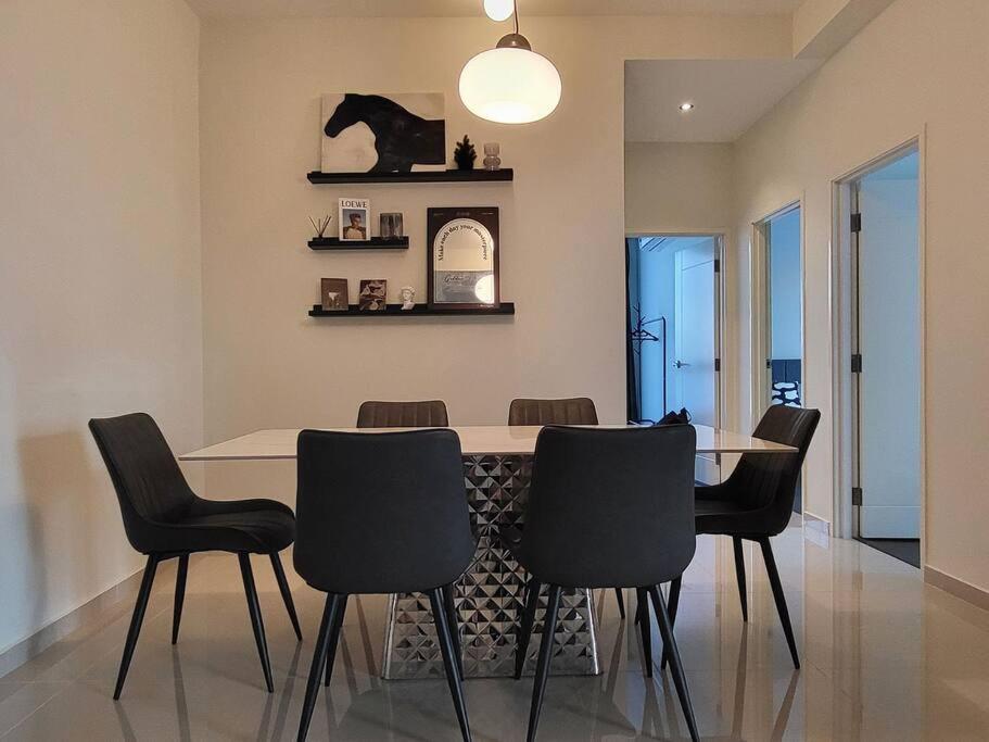 SKS Pavilion Ultimate Skyline w Bathtub 3 BR, 6 Pax