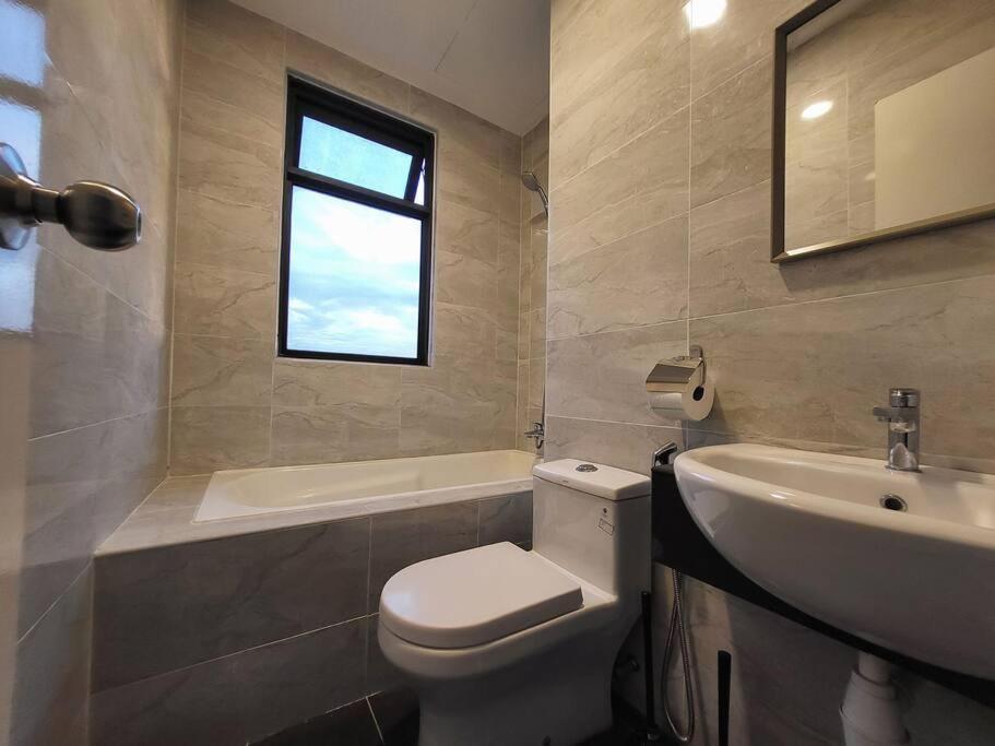 SKS Pavilion Ultimate Skyline w Bathtub 3 BR, 6 Pax