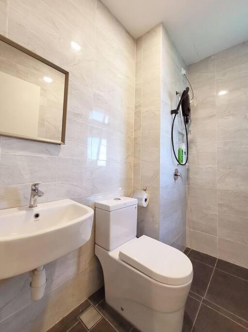 SKS Pavilion Ultimate Skyline w Bathtub 3 BR, 6 Pax