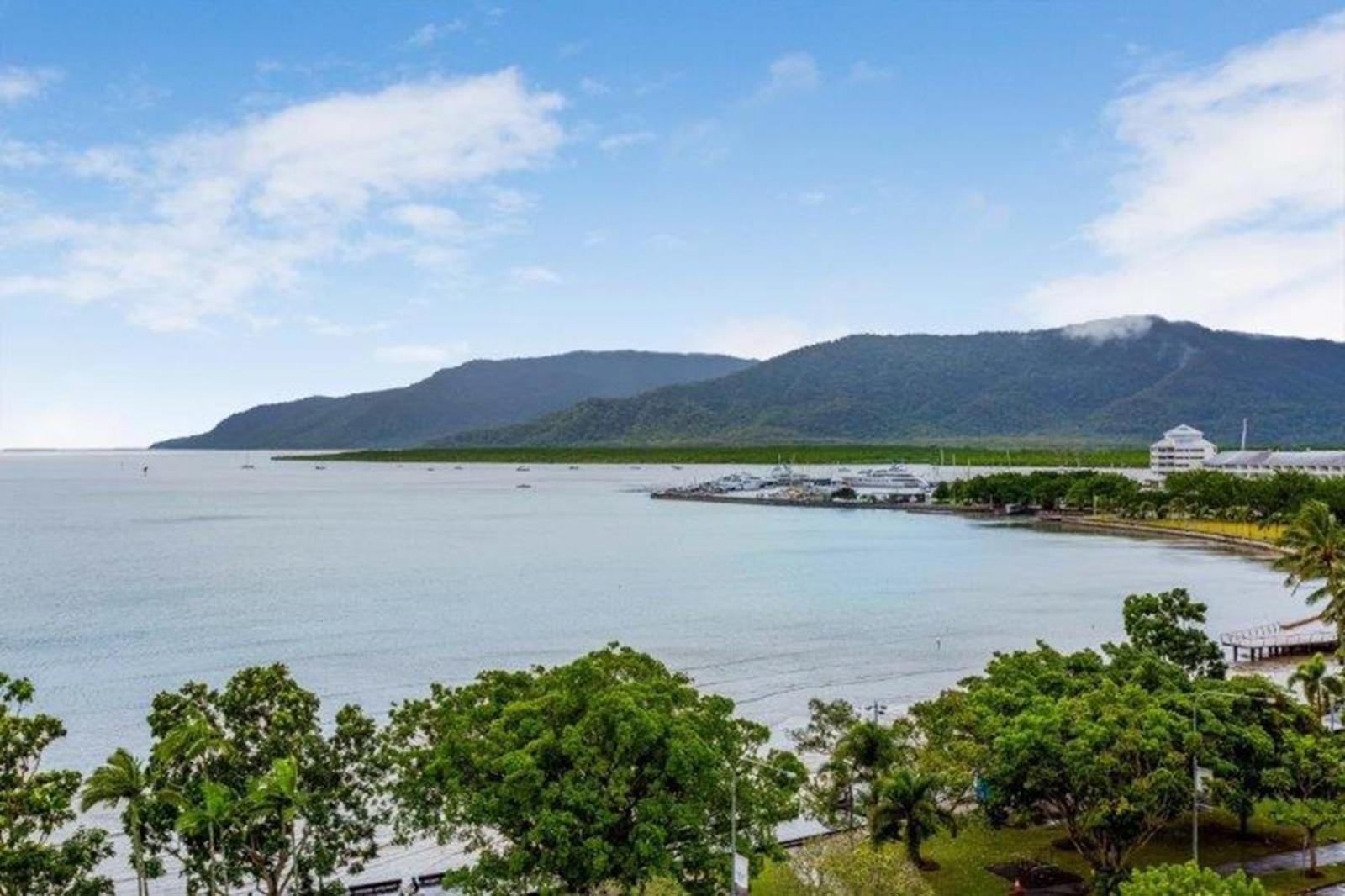 Cairns Ocean View Apartment in Aquarius