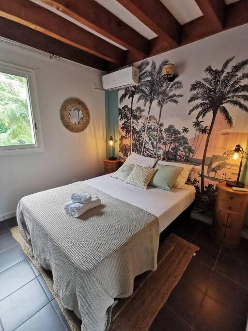 COTTAGE BLUE classé 3 étoiles - 4 à 6 personnes - 2 chambres - accès direct à la plage et à l'esplanade de Boucan Canot avec ses bars et restaurants view 2