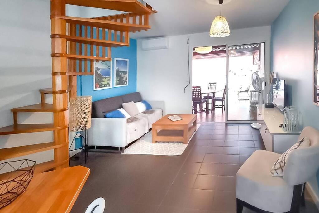 COTTAGE BLUE classé 3 étoiles - 4 à 6 personnes - 2 chambres - accès direct à la plage et à l'esplanade de Boucan Canot avec ses bars et restaurants view 5