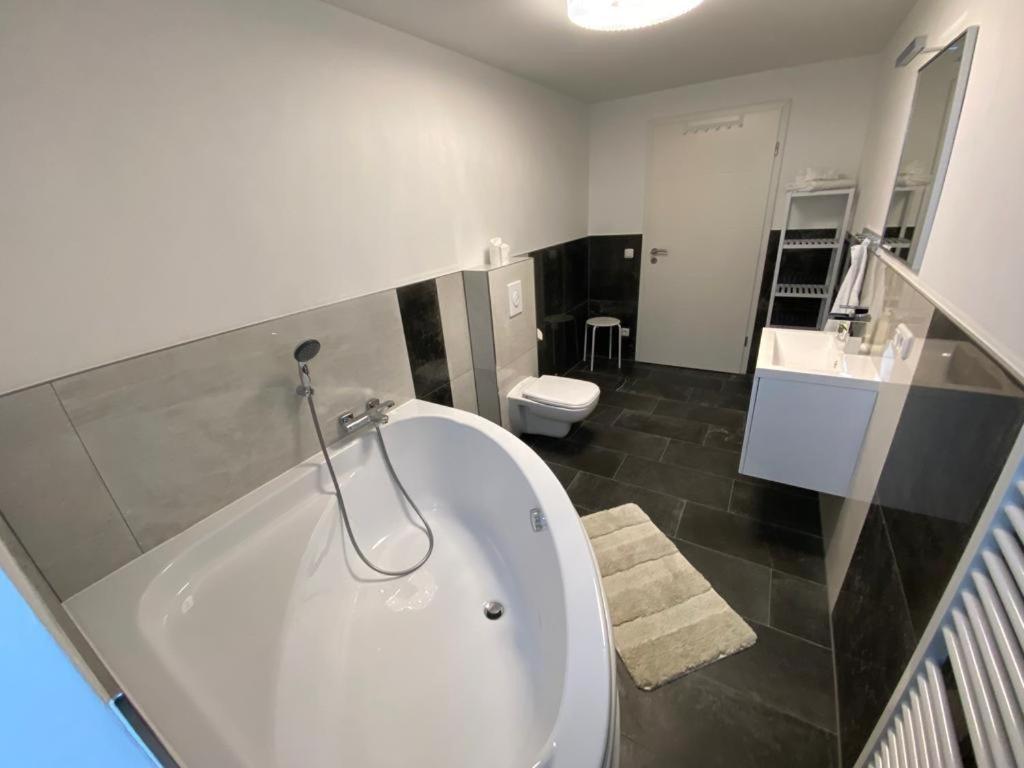 ROYAL OCEAN Ferienhaus mit Sauna, Spielekonsole und Whirlpool