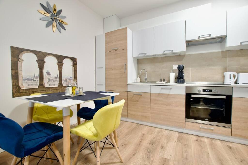 Standard Apartment by Hi5-Horváth Mihály square view 2