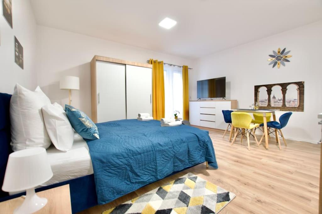 Standard Apartment by Hi5-Horváth Mihály square view 3