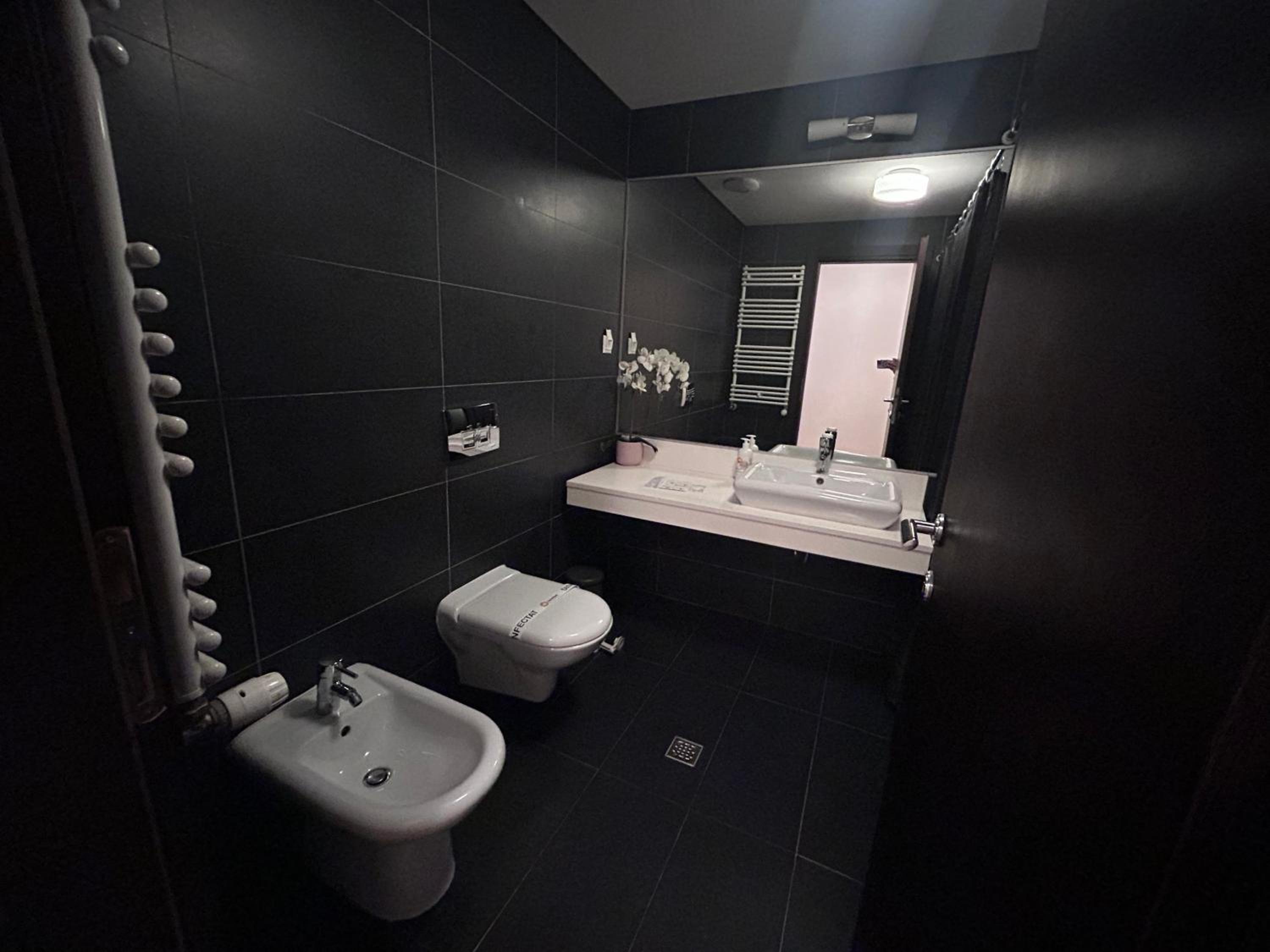 365 Apartments in Bucharest en Bucharest — bathroom