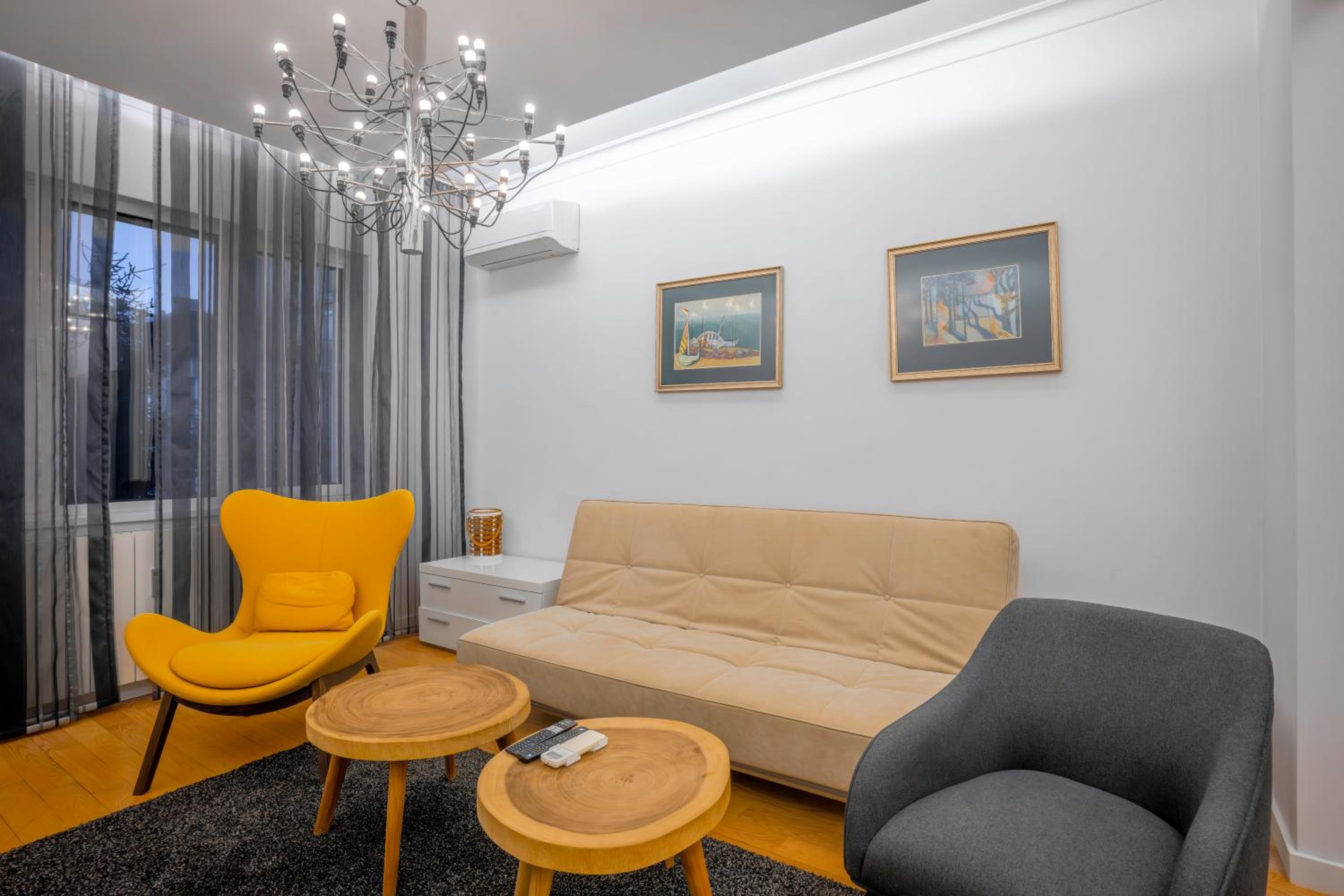 Central Luxurious 2 BD Flat near NDK