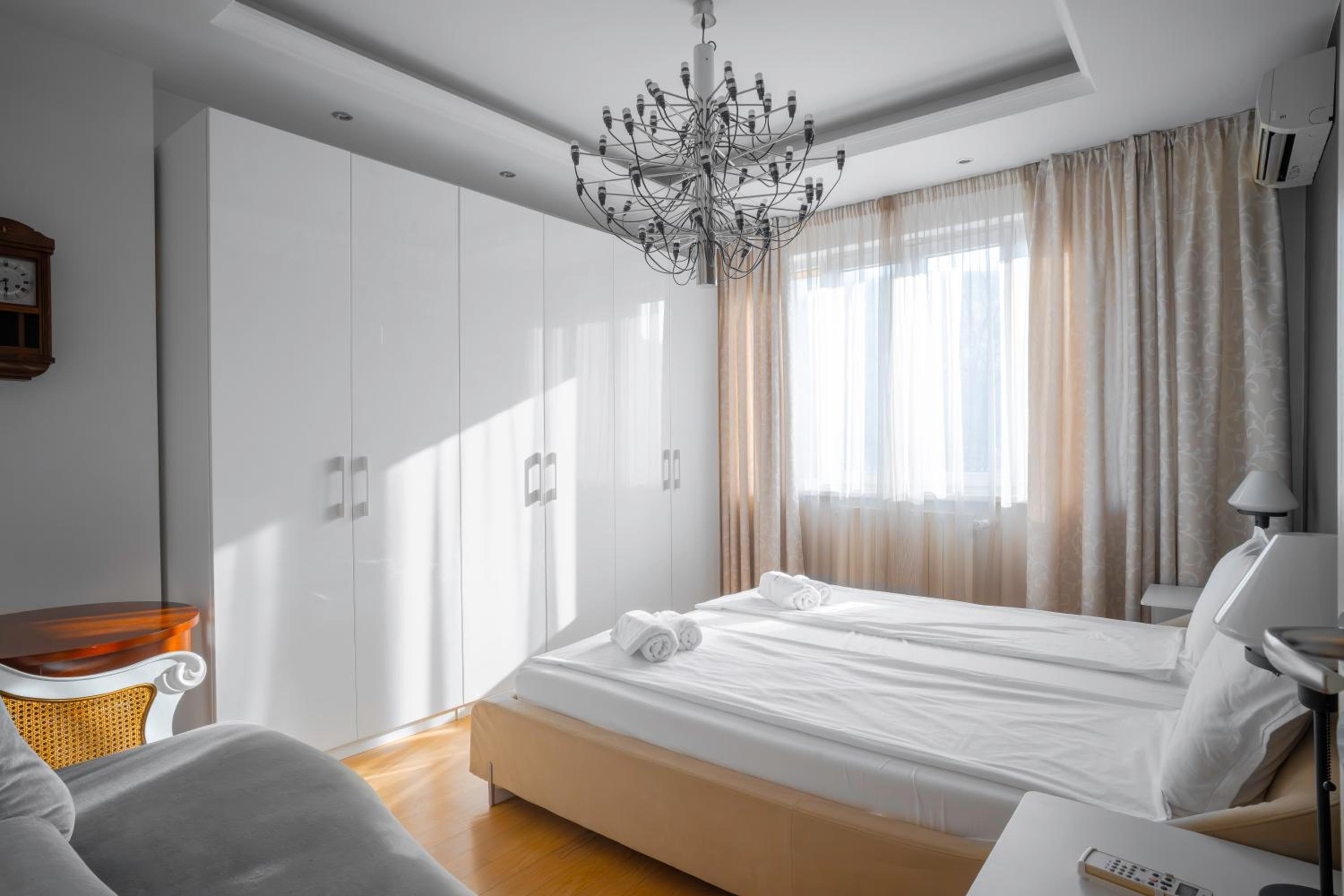Central Luxurious 2 BD Flat near NDK