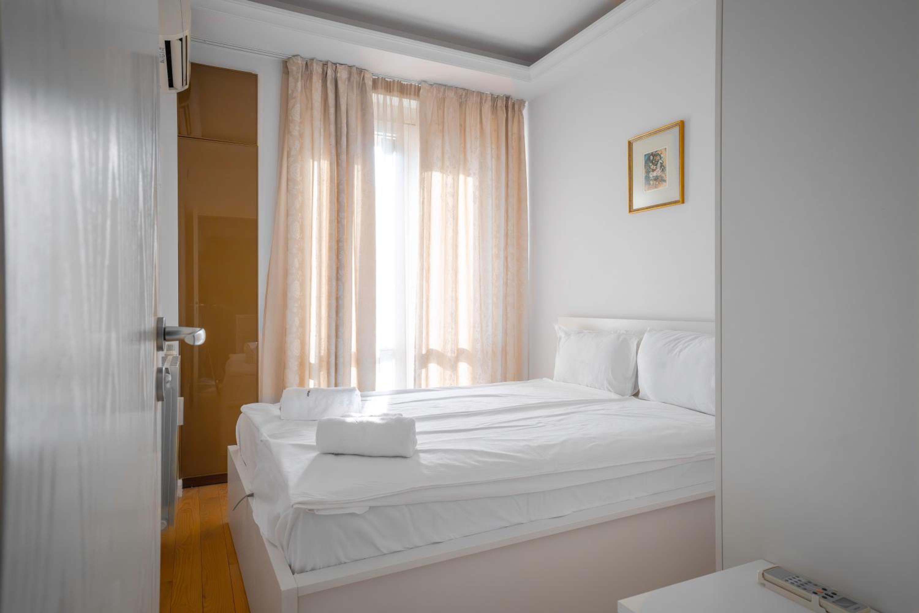 Central Luxurious 2 BD Flat near NDK