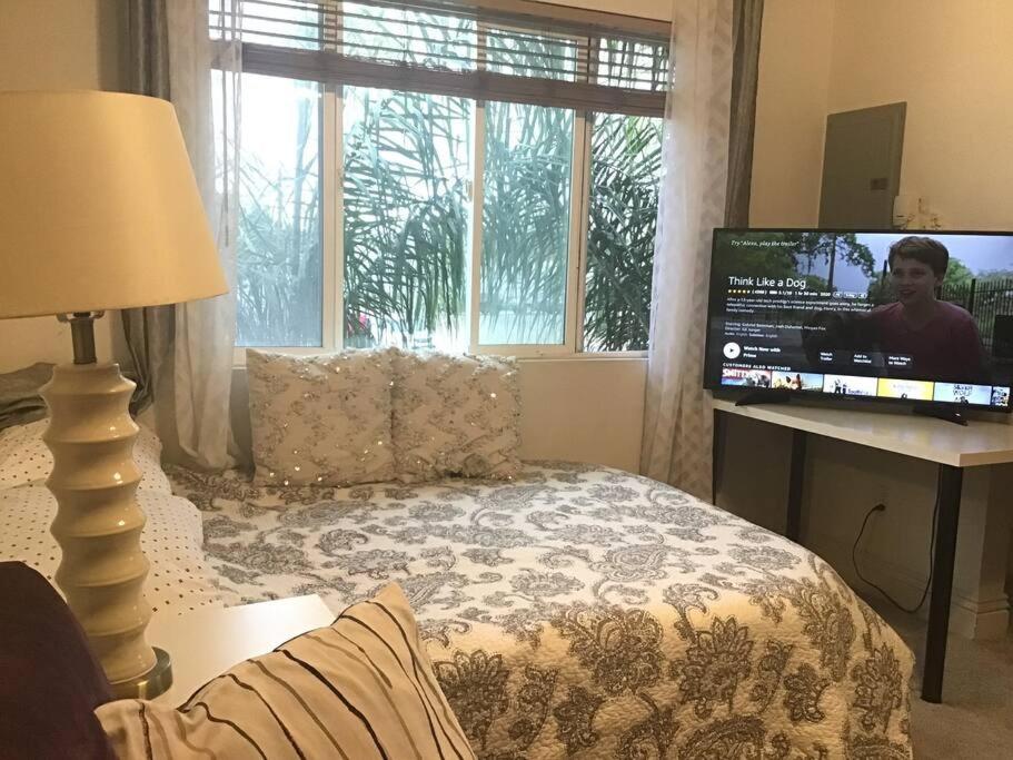 Min to Downtown/Beach/Parks Free Parking Sleep 3+ view 2