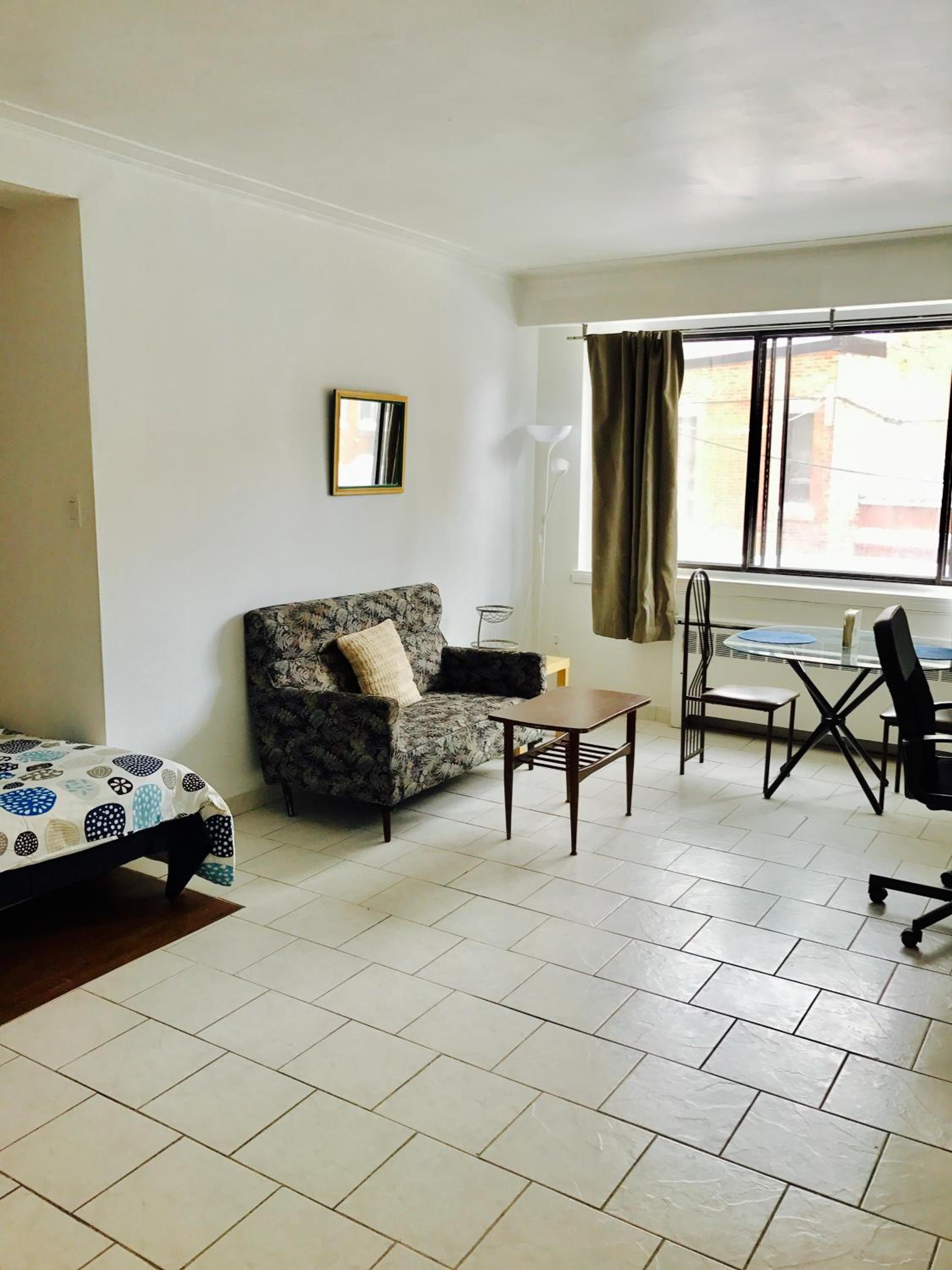 Stylish Montreal Apartment: Comfortable Stay in the Golden Square Mile