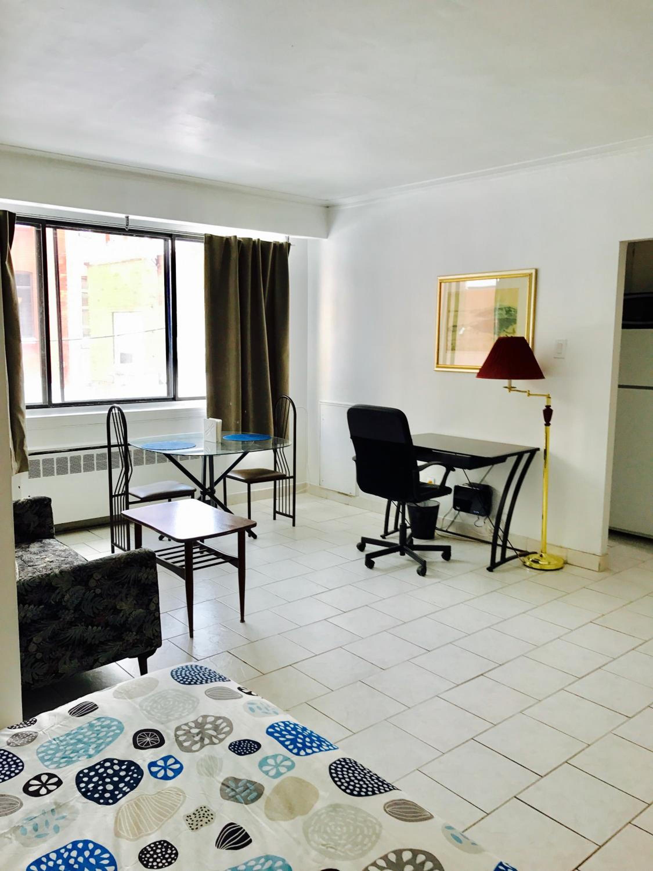 Stylish Montreal Apartment: Comfortable Stay in the Golden Square Mile