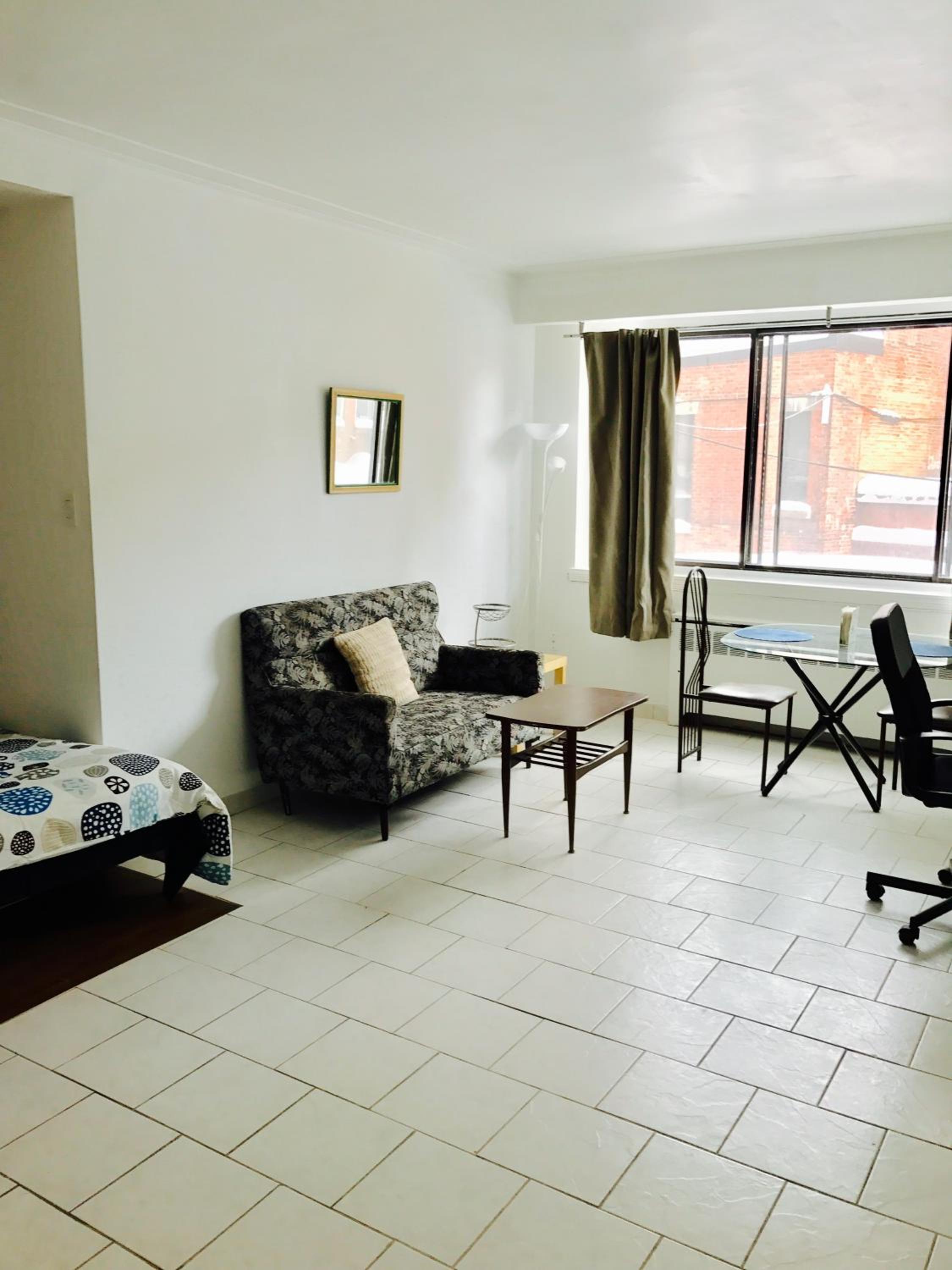 Stylish Montreal Apartment: Comfortable Stay in the Golden Square Mile