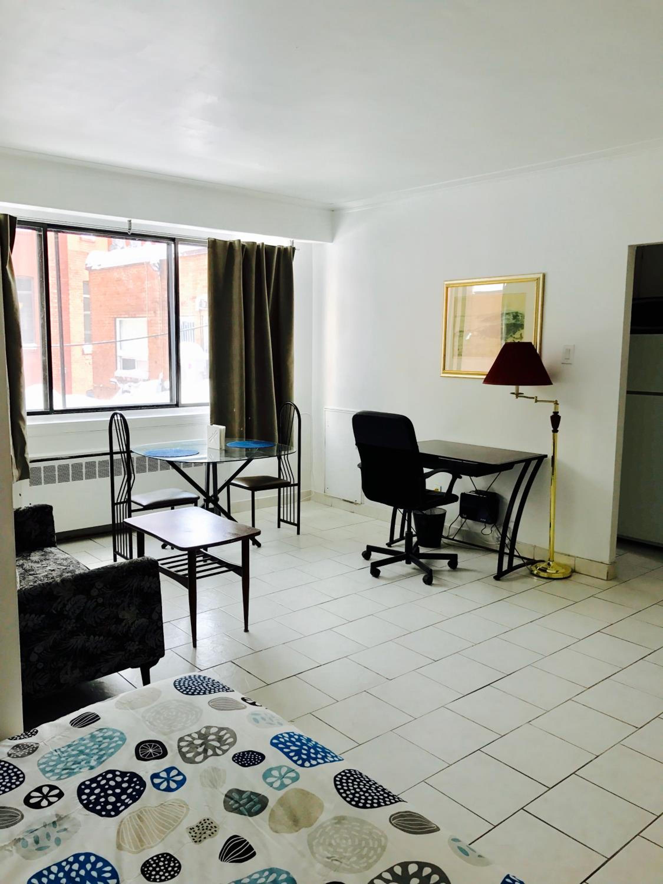 Stylish Montreal Apartment: Comfortable Stay in the Golden Square Mile