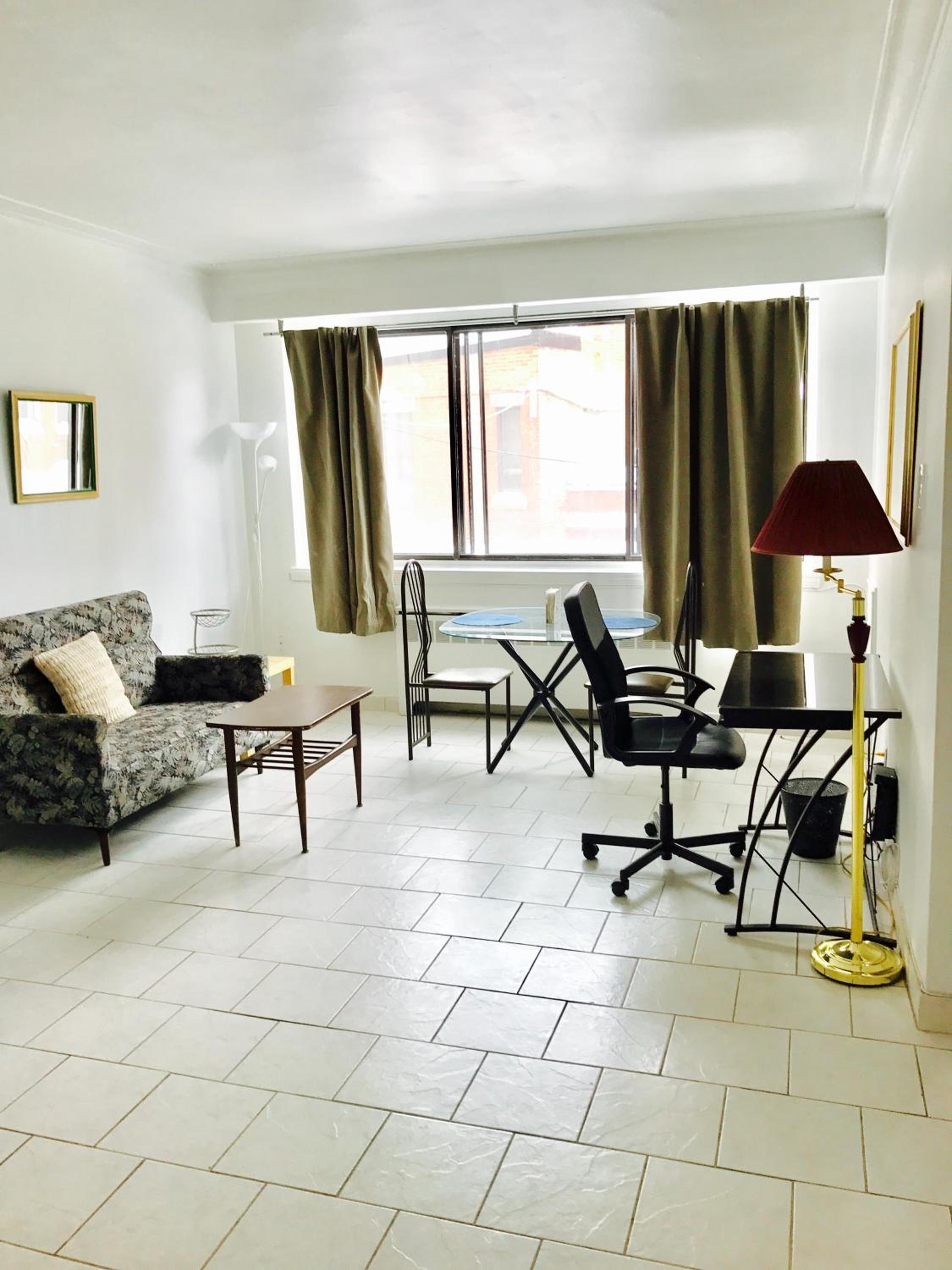 Stylish Montreal Apartment: Comfortable Stay in the Golden Square Mile