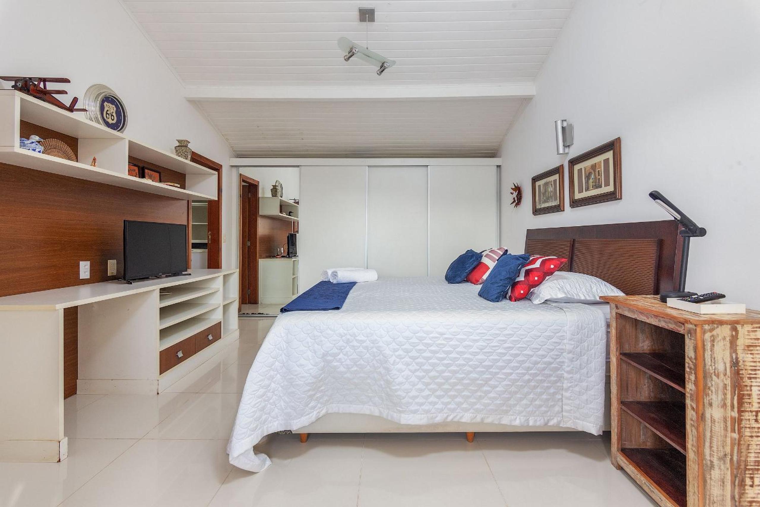BZ62 Center! Large house, 5 suites and gourmet area